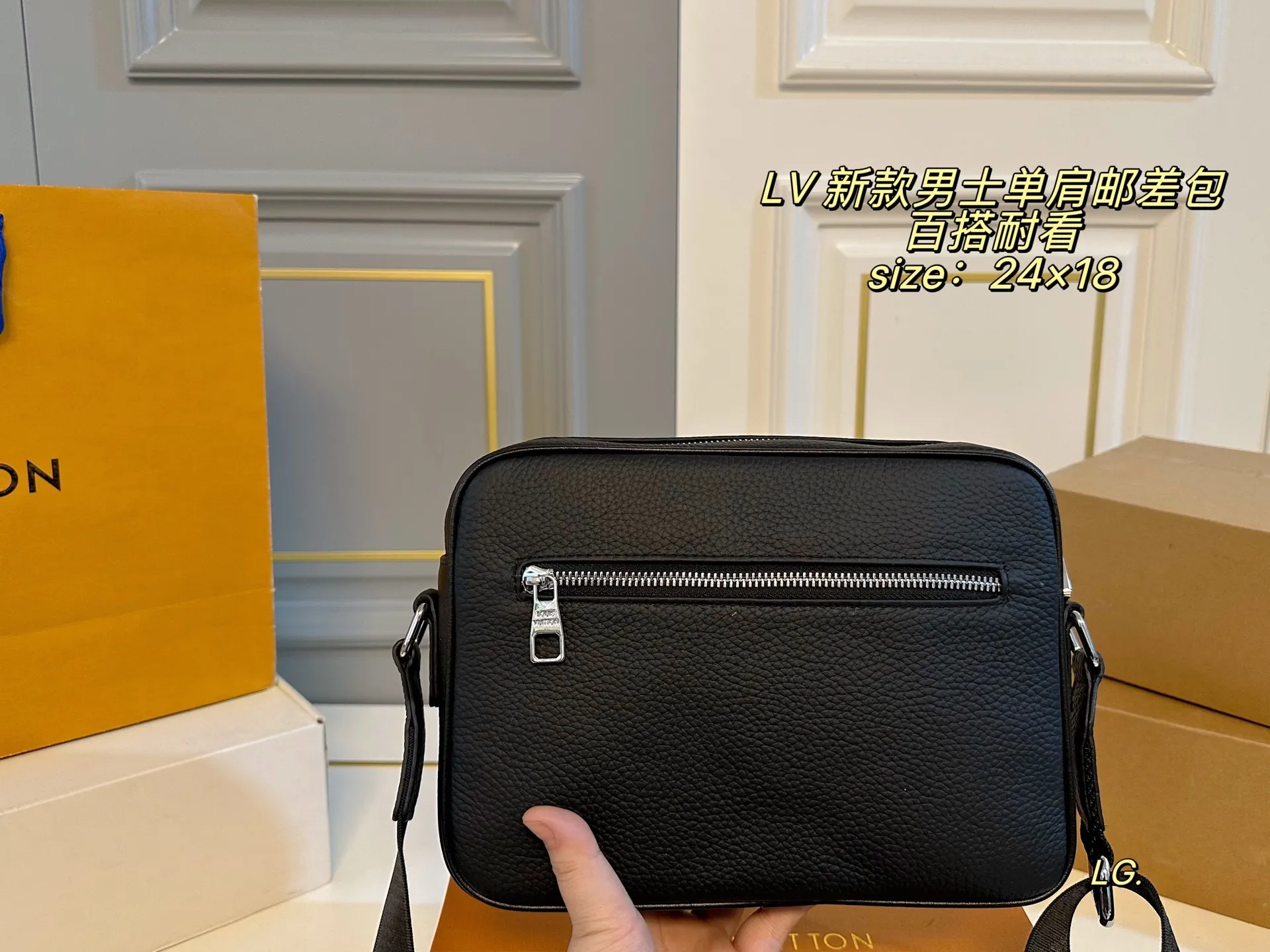 P140(配盒) size:24×18 LV路易威登新款男士单肩邮差包💕 原单品质,拉链开合设计,高级百搭 织物肩带🉑️调节 可斜挎可单肩方便实用! 百搭耐看,四季🉑️背,潮酷通勤必备🖤