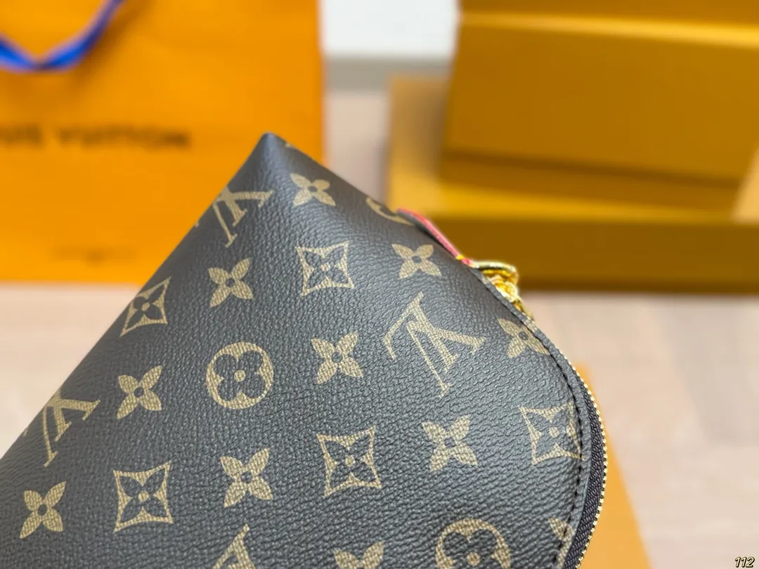 原版复刻&yen;135飞机盒 升级版全钢五金 专柜同步163变码芯片 LV老花经典贝壳包款 经久不衰啊啊 每年卖爆的款哈 必须推荐美眉们入wow 精心设计 质感绝对牛赞 看图咯 尺寸：22 15