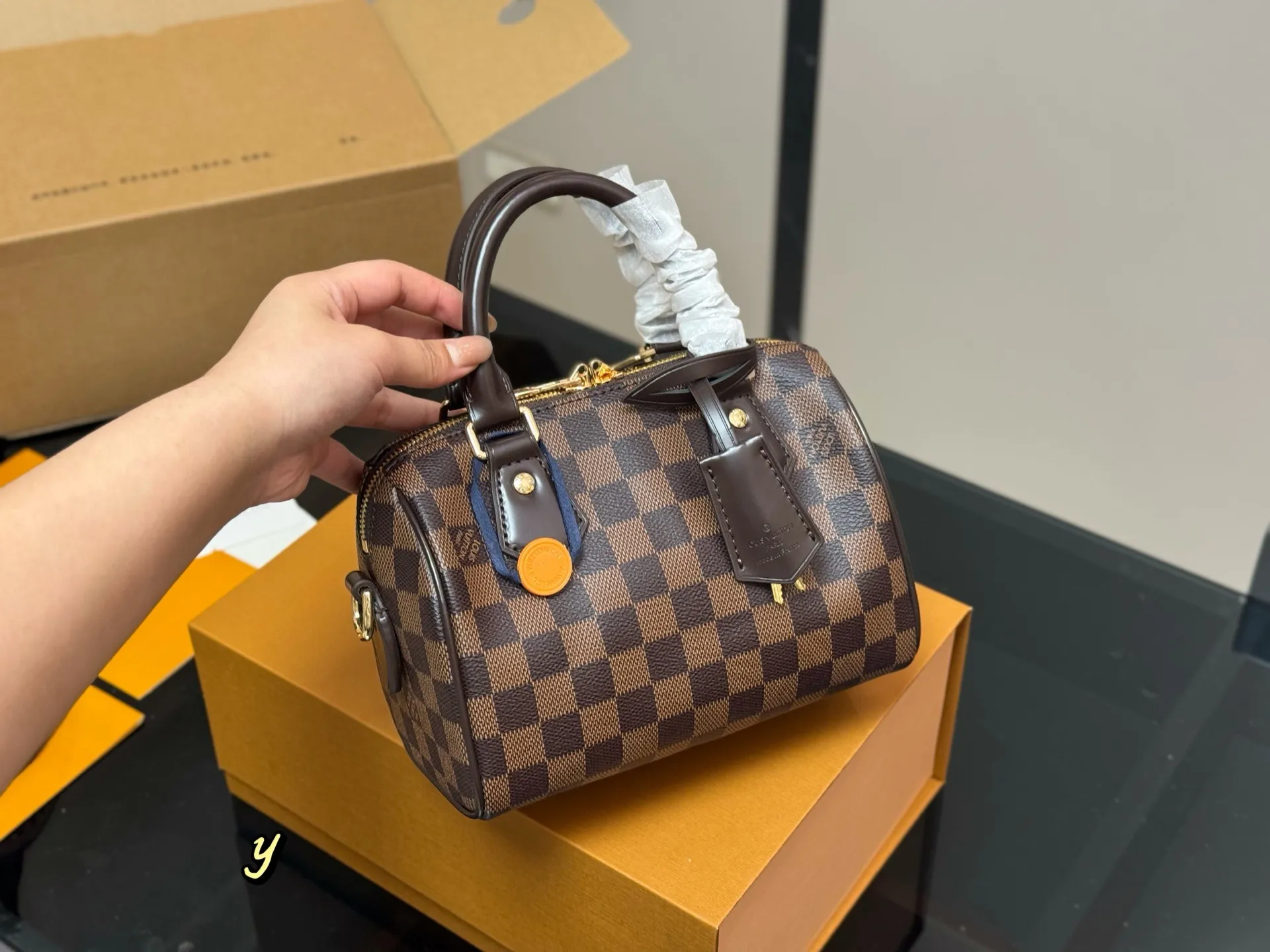 ¥195 配折叠盒飞机盒 size:21.15cm LV SPEEDY20 新款枕头包 搜索🔍 Lv 枕头包