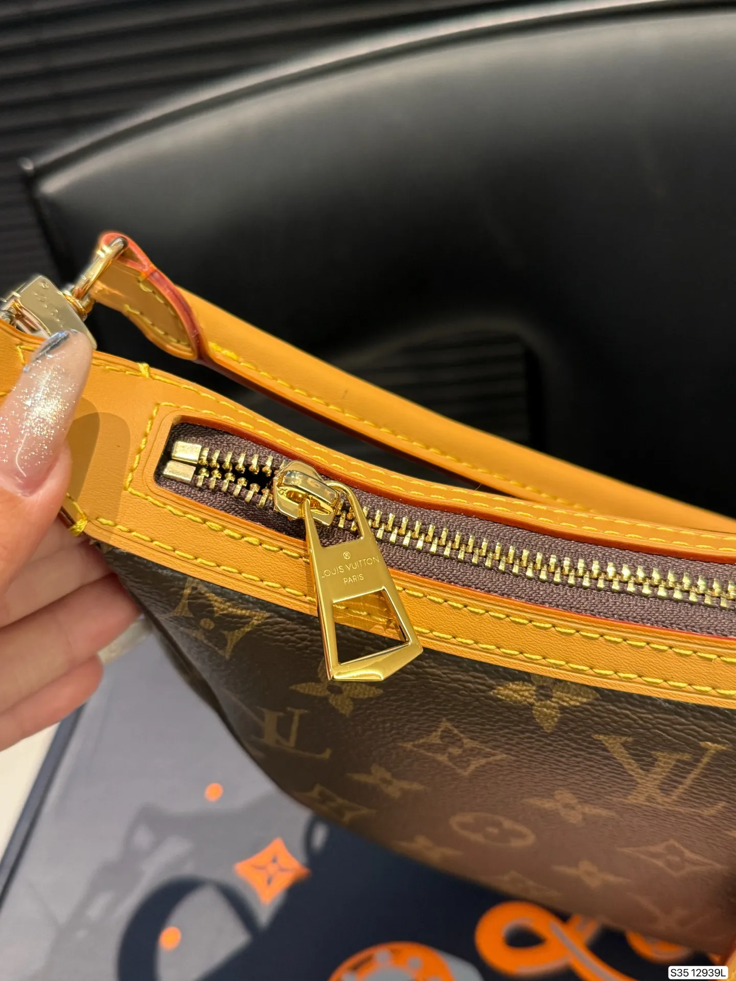 P225 配飞机盒折叠盒子 Lv月亮包 2025 LV新款宽肩带是救过LV的命吗??? 新款月亮包比起老款略胜一筹,新款改良了下不好单手拉拉链弧度,新款会成为下一个爆款! 尺寸:27 16 货号12939