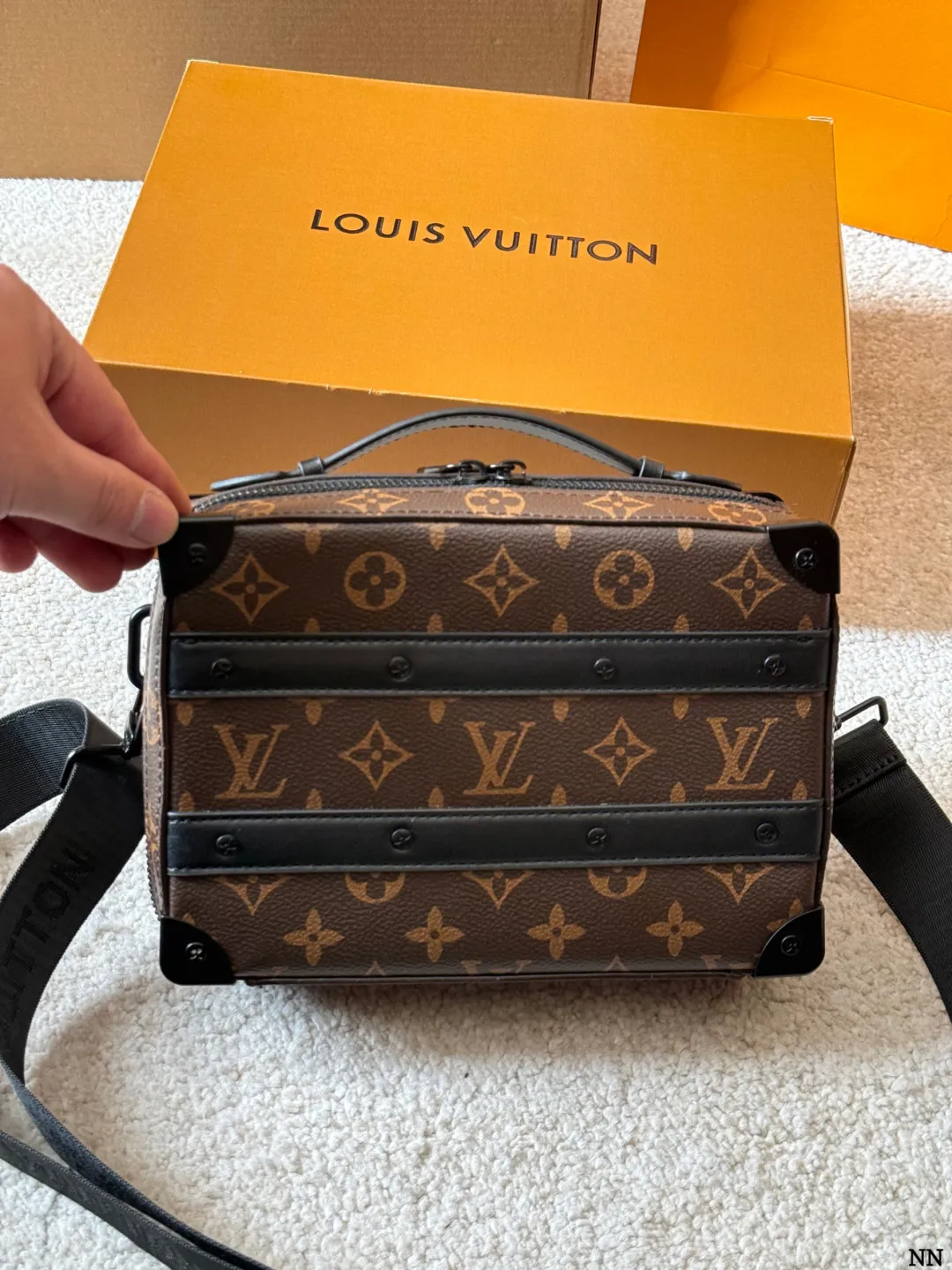 p170 LV Handle Soft Trunk手袋 2LV Handle Soft Trunk手袋,经典MonogramMacassar涂层帆布+黑色牛皮饰边,金属铆钉点缀,复古行李箱风格超有辨识度 。21.5x15x7cm21.5x15x7cm,内部风琴隔层+前贴袋,收纳超方便!肩带可拆卸、可调节,手提、单肩、斜挎都OK,男女都能轻松驾驭,通勤休闲都很 百搭~