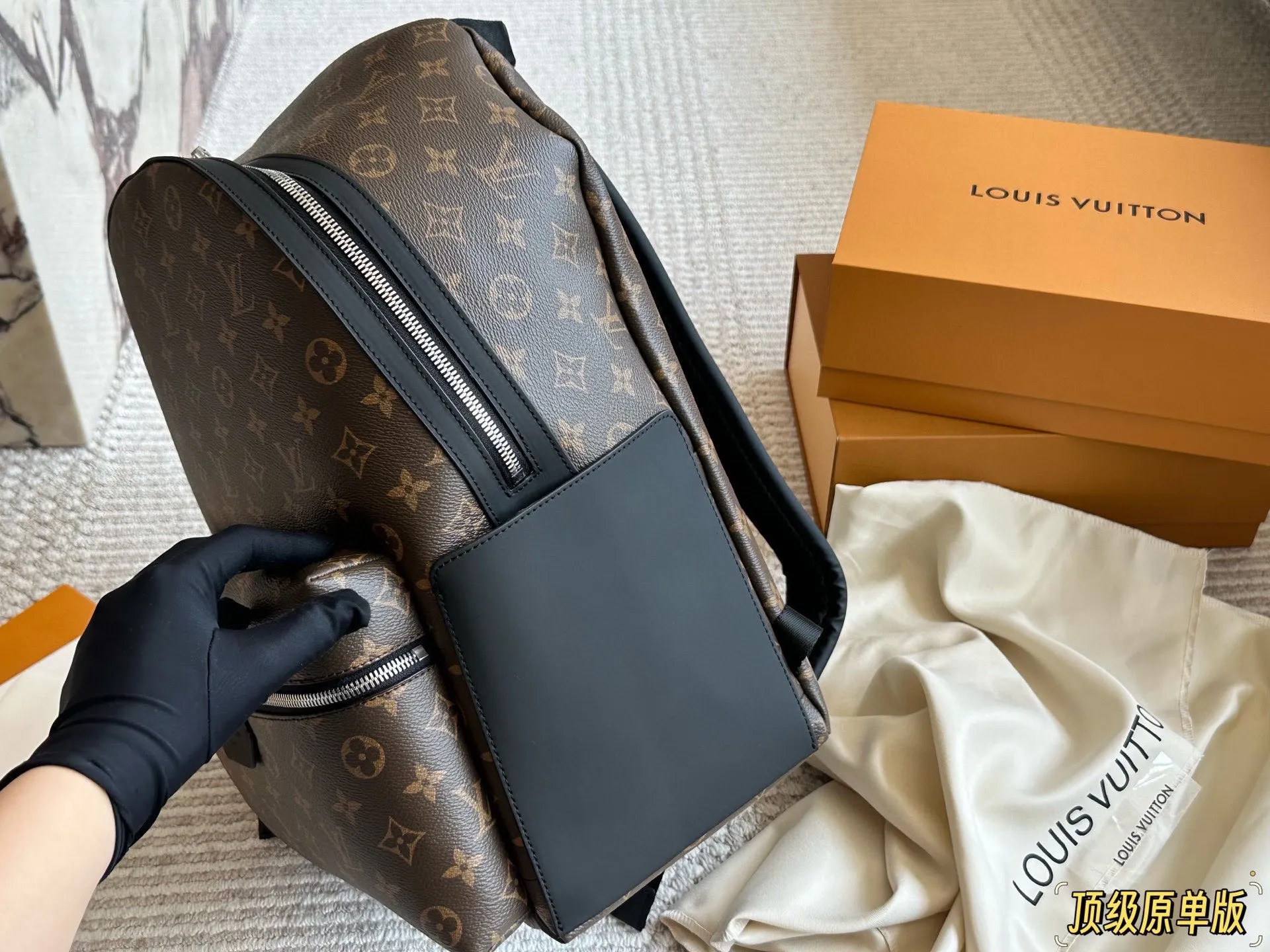 复刻版 纯牛皮 p225 经典老花潮人必备双肩包! Discovery 小号双肩包取材 Monogram Eclipse 帆布,以更为紧凑的构型延续灵活功能。外袋、拉链前袋和开口 侧袋方便取放物品,内袋确保收纳井然有序。size: 29×38×20cm