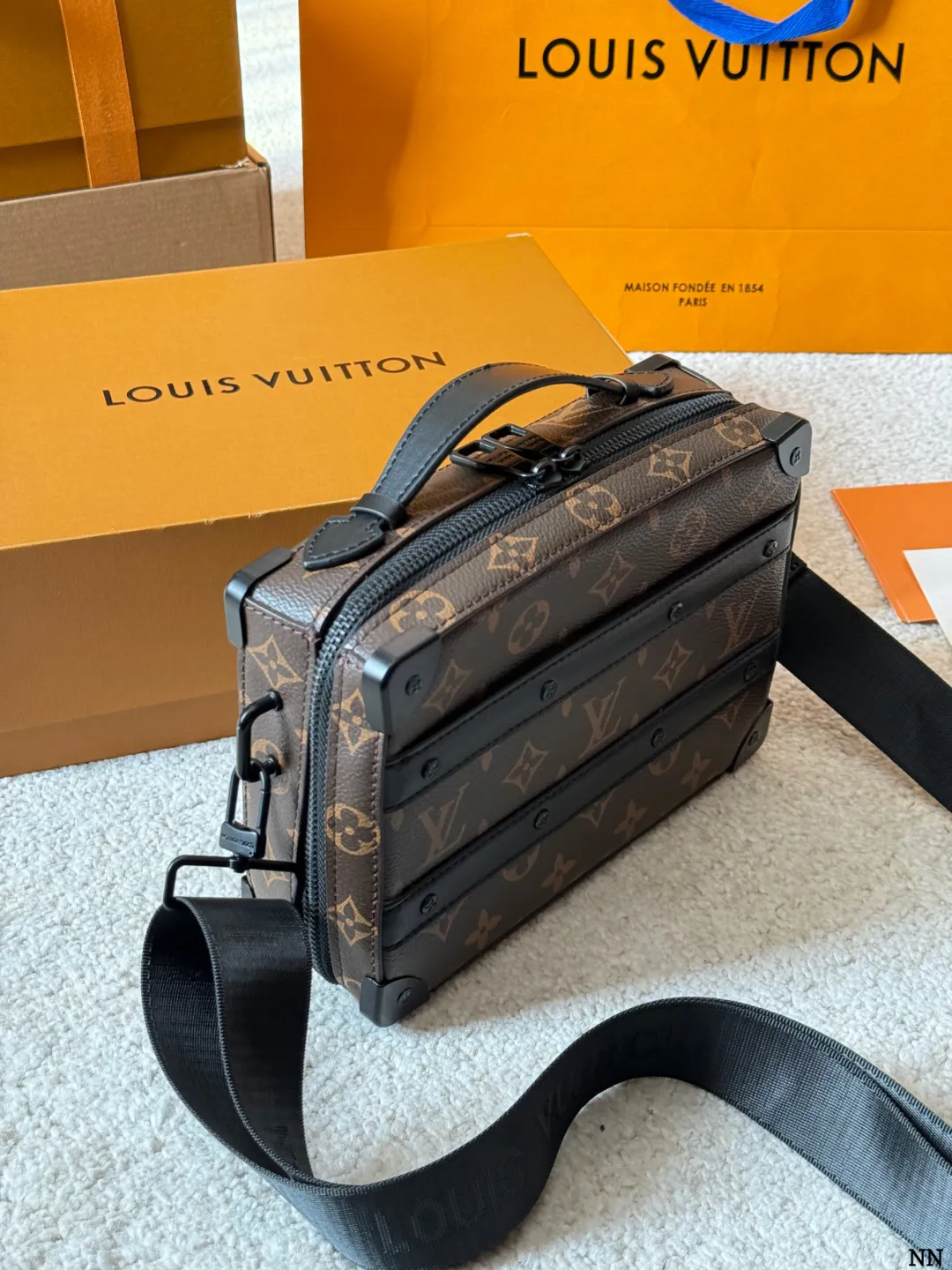 p170 LV Handle Soft Trunk手袋 2LV Handle Soft Trunk手袋,经典MonogramMacassar涂层帆布+黑色牛皮饰边,金属铆钉点缀,复古行李箱风格超有辨识度 。21.5x15x7cm21.5x15x7cm,内部风琴隔层+前贴袋,收纳超方便!肩带可拆卸、可调节,手提、单肩、斜挎都OK,男女都能轻松驾驭,通勤休闲都很 百搭~