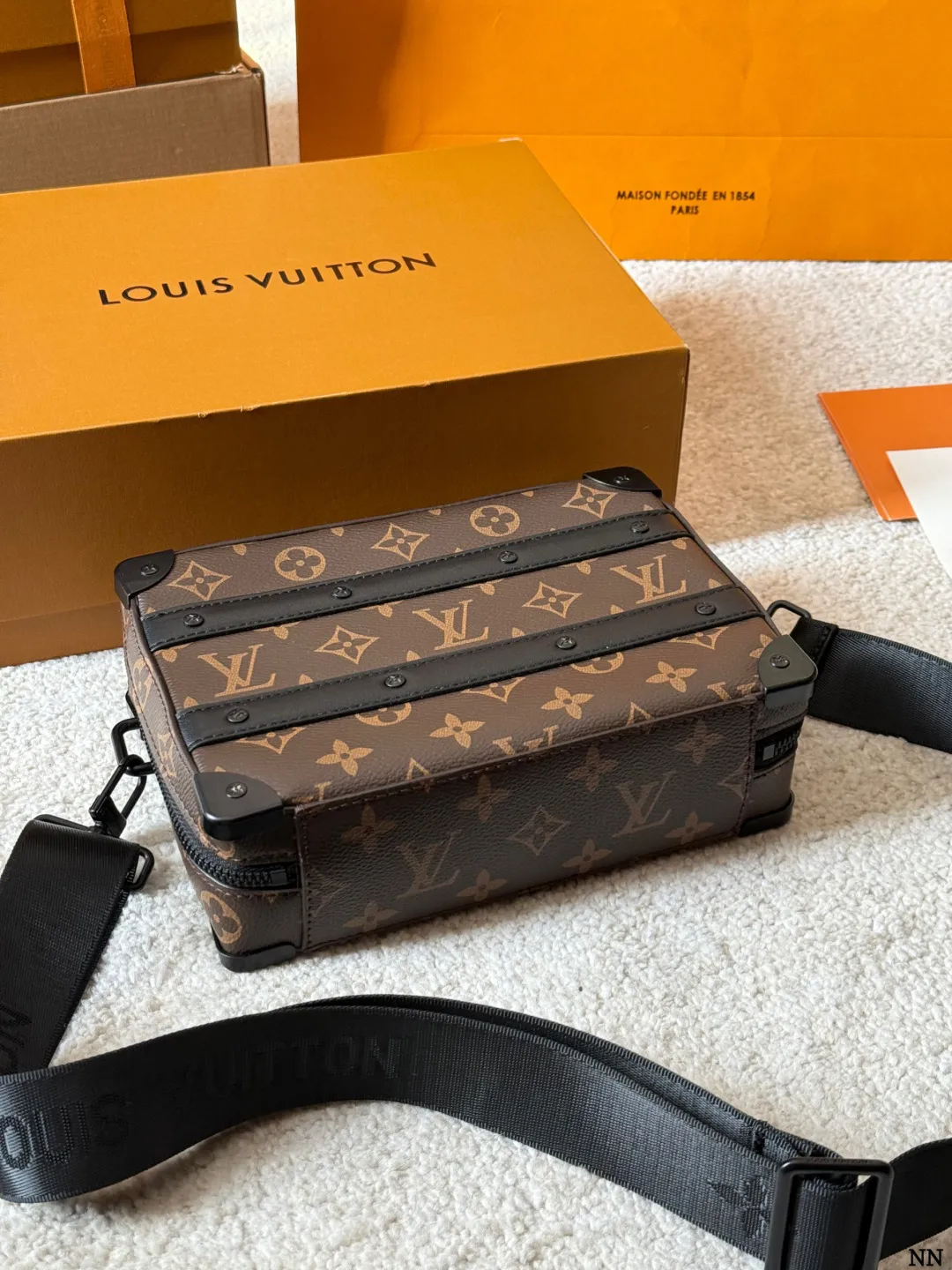 p170 LV Handle Soft Trunk手袋 2LV Handle Soft Trunk手袋，经典MonogramMacassar涂层帆布+黑色牛皮饰边，金属铆钉点缀，复古行李箱风格超有辨识度 。21.5x15x7cm21.5x15x7cm，内部风琴隔层+前贴袋，收纳超方便！肩带可拆卸、可调节，手提、单肩、斜挎都OK，男女都能轻松驾驭，通勤休闲都很 百搭～