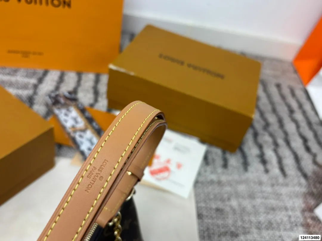 p160配礼盒🎁 Lv 牛角包 单肩斜挎中古 vintage包包v老花村上隆限定薇薇安女包LV老花限定 ！超美！好多网红潮人都在背 单肩斜挎背这款包看着简单，搭配起来特别有范！被外观真的迷倒 尺寸：26*9*15cm