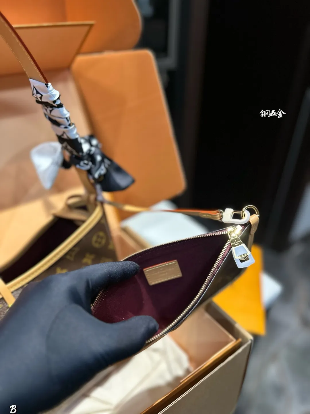 ❤️p275(折叠飞机礼盒)❤️ LV carryall老花购物袋届也有了新伙伴。Carryall=可以装下你的日常必备物品啦!单肩、腋下、手拎、斜挎,小子包还可以改造哦~和neverfull一样,一得俩!30cm