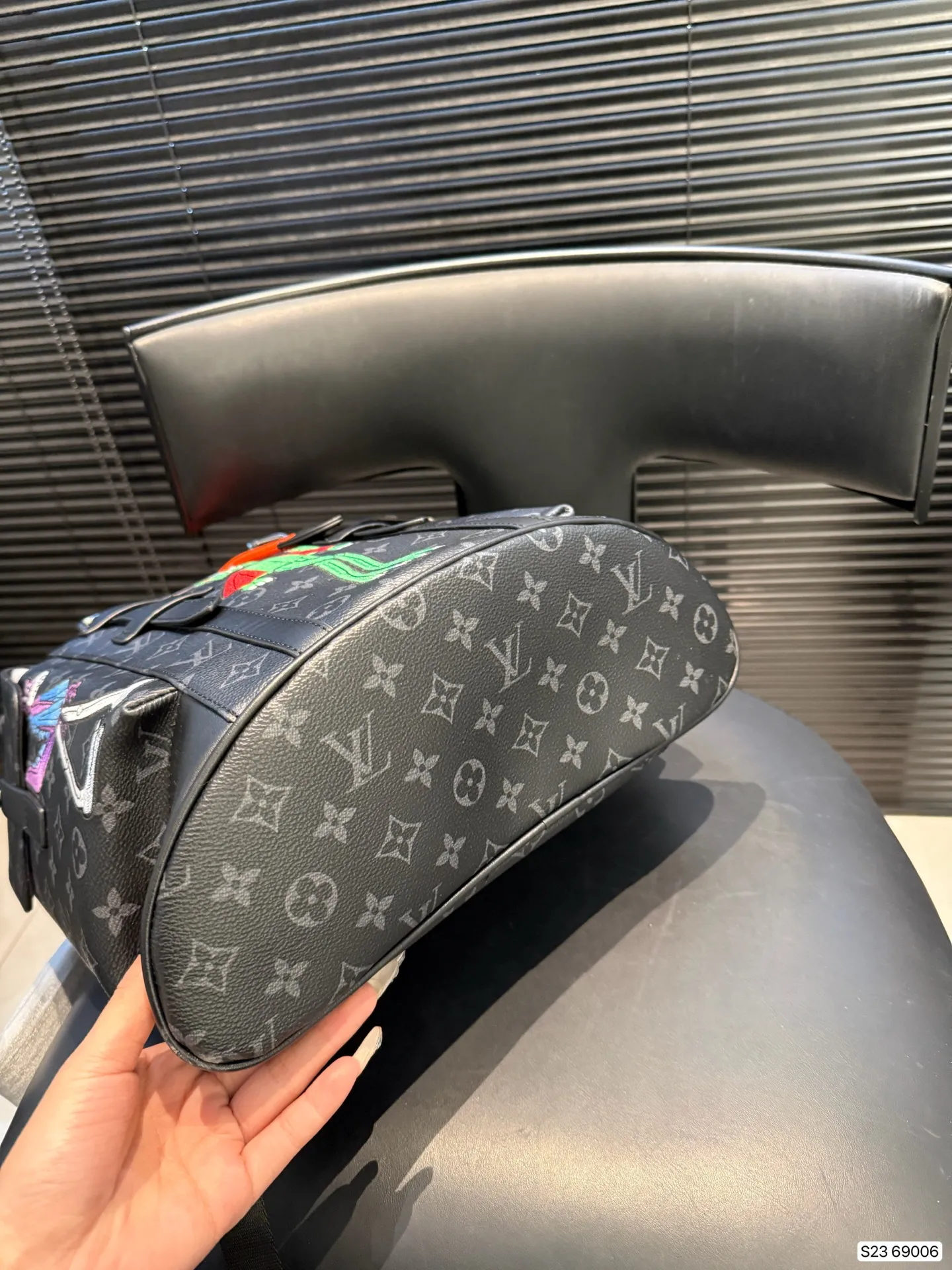 P165 Lv双肩包出货 超级耐磨 超级实用的款式 内衬带logo. 原版电镀五金带logo 这个包包的容量也很大 满足你出行的所有需求 必备的都可以装下 真的是很nice 尺寸 32 42 货号69006