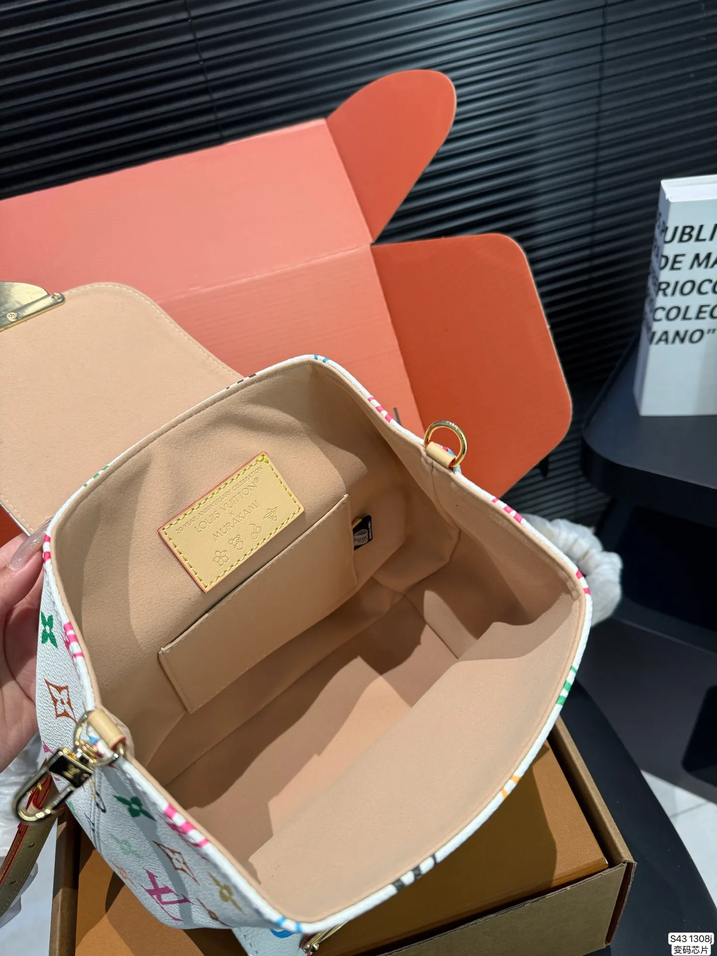 P265 配飞机盒折叠盒子 LV双肩包 配变码芯片 LV尤物!人间白三彩真漂亮啊白三彩系列每一只都值得收藏,又可以搭配俏皮可爱下次想试试洒脱一点穿搭彩色老花 五彩缤纷的少女心满出来这只包适配乐开了花的心情 尺寸:20 20货号13081