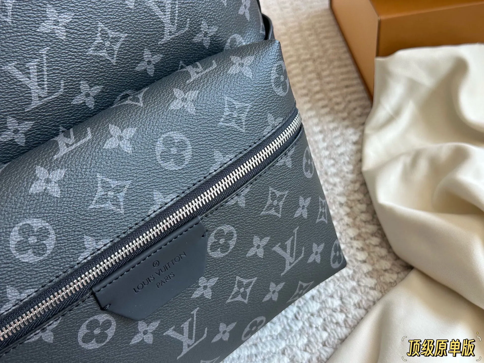 复刻版 纯牛皮 p225 经典老花潮人必备双肩包！ Discovery 小号双肩包取材 Monogram Eclipse 帆布，以更为紧凑的构型延续灵活功能。外袋、拉链前袋和开口 侧袋方便取放物品，内袋确保收纳井然有序。size： 29&times;38&times;20cm