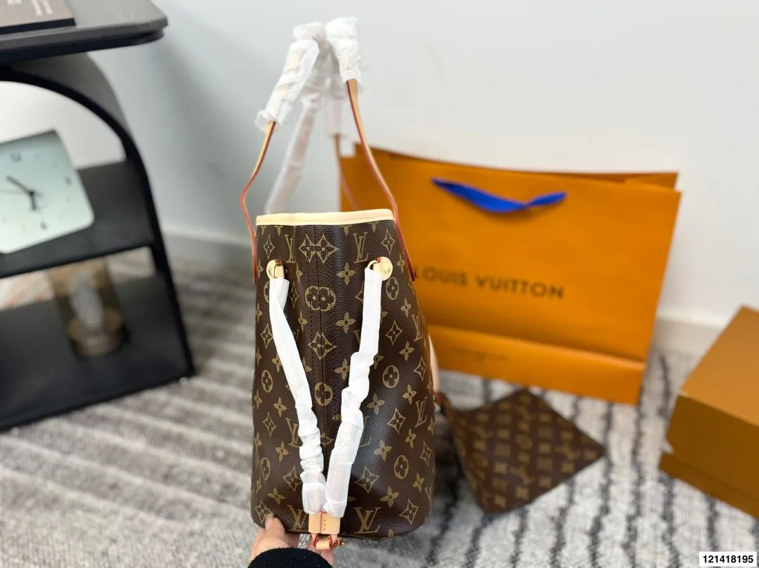p135 全套包装LV 经典购物袋 Neverfull 全新演绎经典手袋,探索袋内精致细节。重新设计的内袋采用了清新的织物内衬和灵感源自档案馆的复古细节,最值得称道的莫过于可脱卸式拉链手包,它既可单独作为一只精致手拿包使用,亦可作为额外的口袋。明快的内衬色调为 Monogram 经典帆布增加了更多活泼生动之感。尺寸33 30