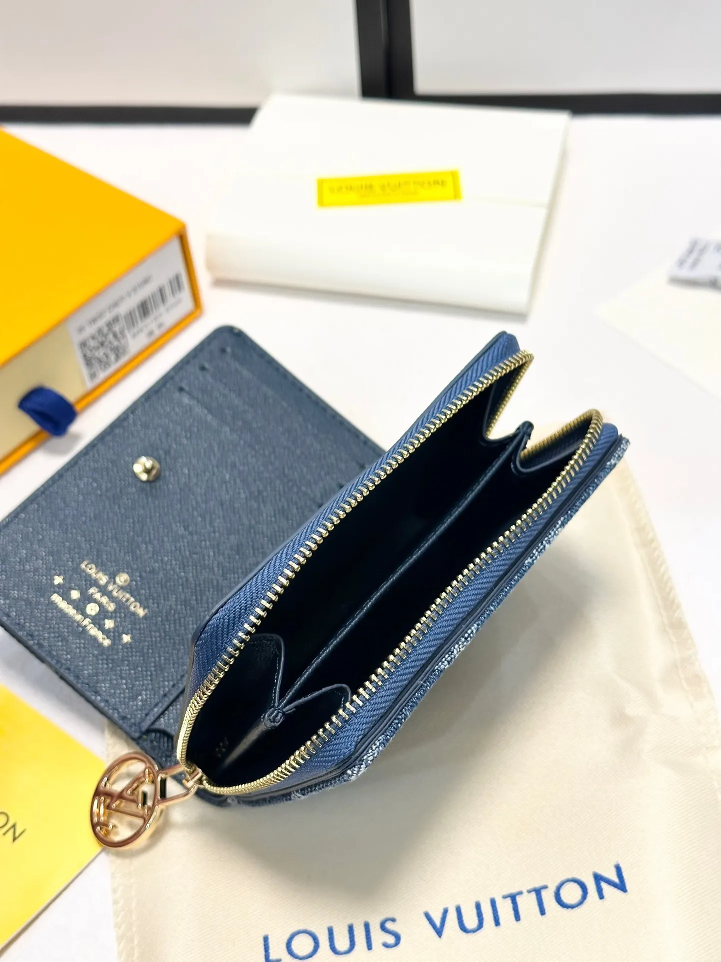 p100🎀颜色 蓝🎀尺寸 11.5x8.5x2.2🎀Portefeuille Roux”采用有机棉制成,并采用交织字母图案的交织字母牛仔布制成。它具有金色 LV 圆形拉手和配套拉链。虽然它是一个小钱包,但它有六个卡位、一个钞票隔层和侧面一个拉链零钱袋