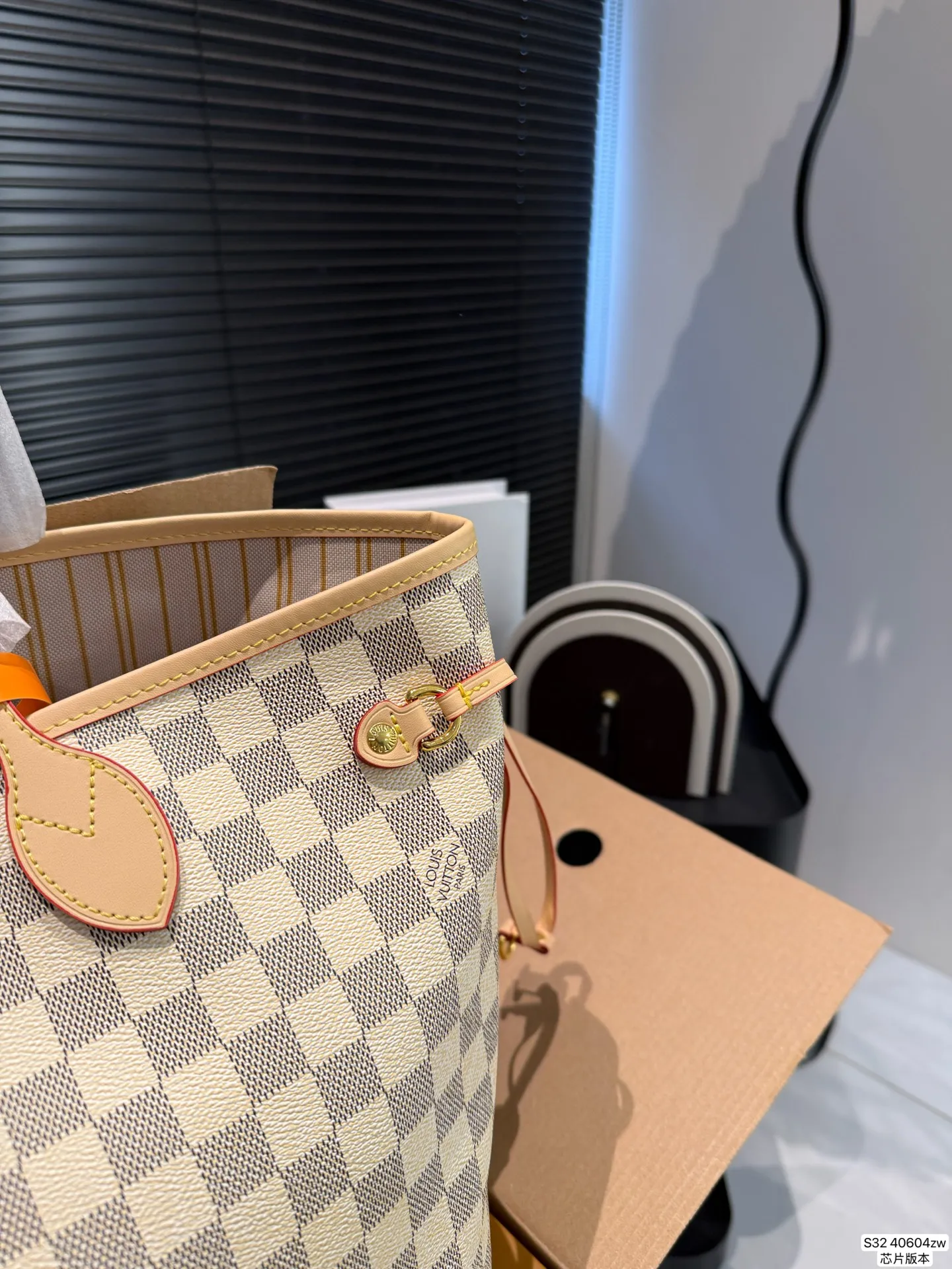 P210 配折叠盒飞机芯片版本 LV 经典购物袋 Neverfull 全新演绎经典手袋，探索袋内精致细节。重新设计的内袋采用了清新的织物内衬和灵感源自档案馆的复古细节，最值得称道的莫过于可脱卸式拉链手包，它既可单独作为一只精致手拿包使用，亦可作为额外的口袋。明快的内衬色调为 Monogram 经典帆布增加了更多活泼生动之感。尺寸31 29 货号40604