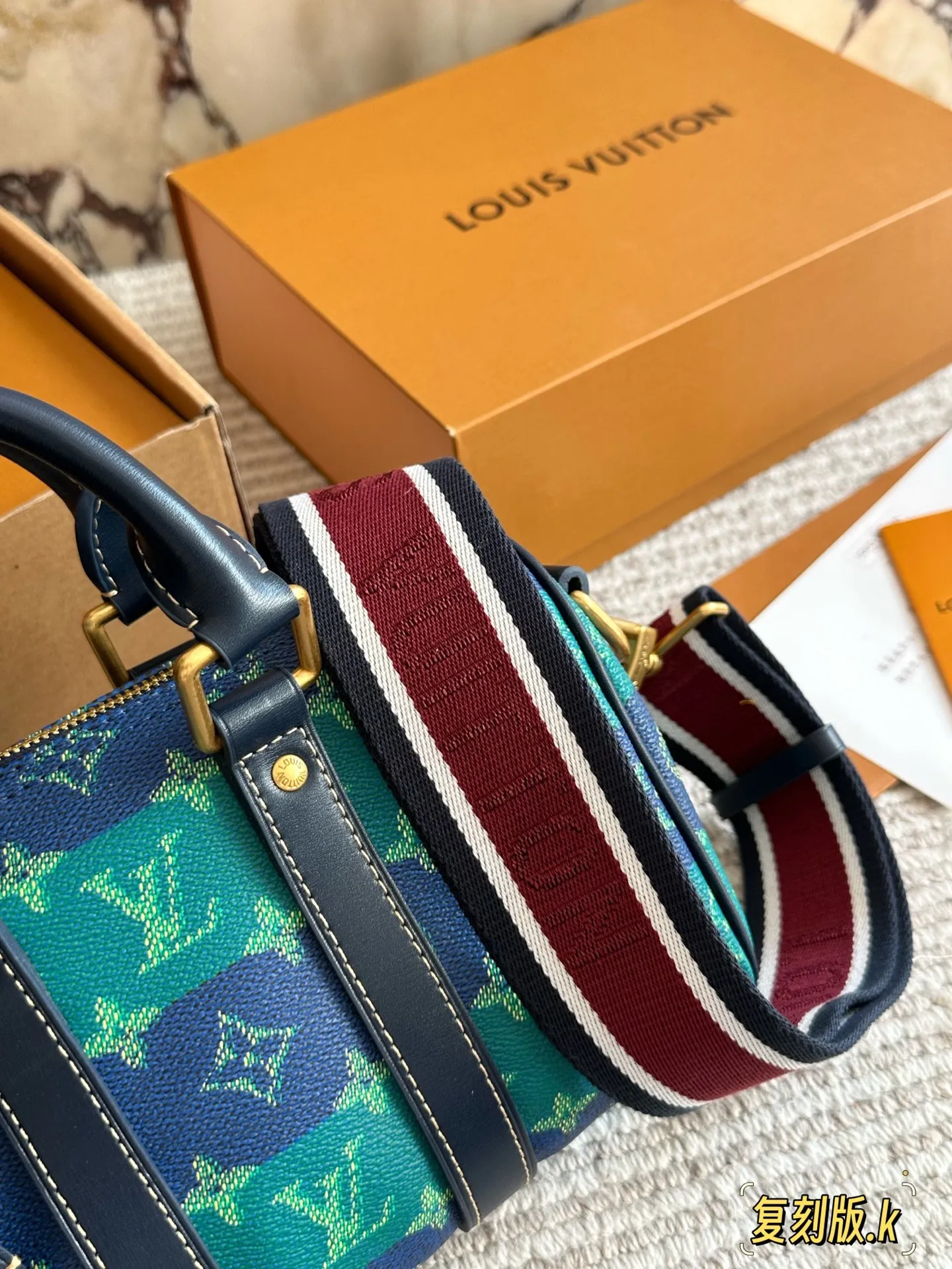 ¥230 复刻版 Lv X Nigo Keepall xs 枕头包 手袋是一款理想的都市手袋。 标志性的造型与经典的 Monogram 帆布,加之多种携带方式和奢华的天然牛皮饰边为该包平添一份时尚前卫之感。尺寸:25 14cm全套礼盒