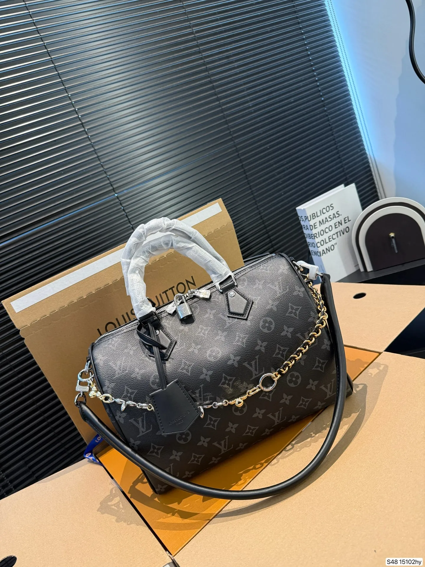 P290 配飞机盒折叠盒 Lv X Nigo Keepall 30.枕头包 手袋是一款理想的都市手袋。 标志性的造型与经典的 Monogram 帆布，加之多种携带方式和奢华的天然饰边为该包平添一份时尚前卫之感。尺寸：30 21货号15102