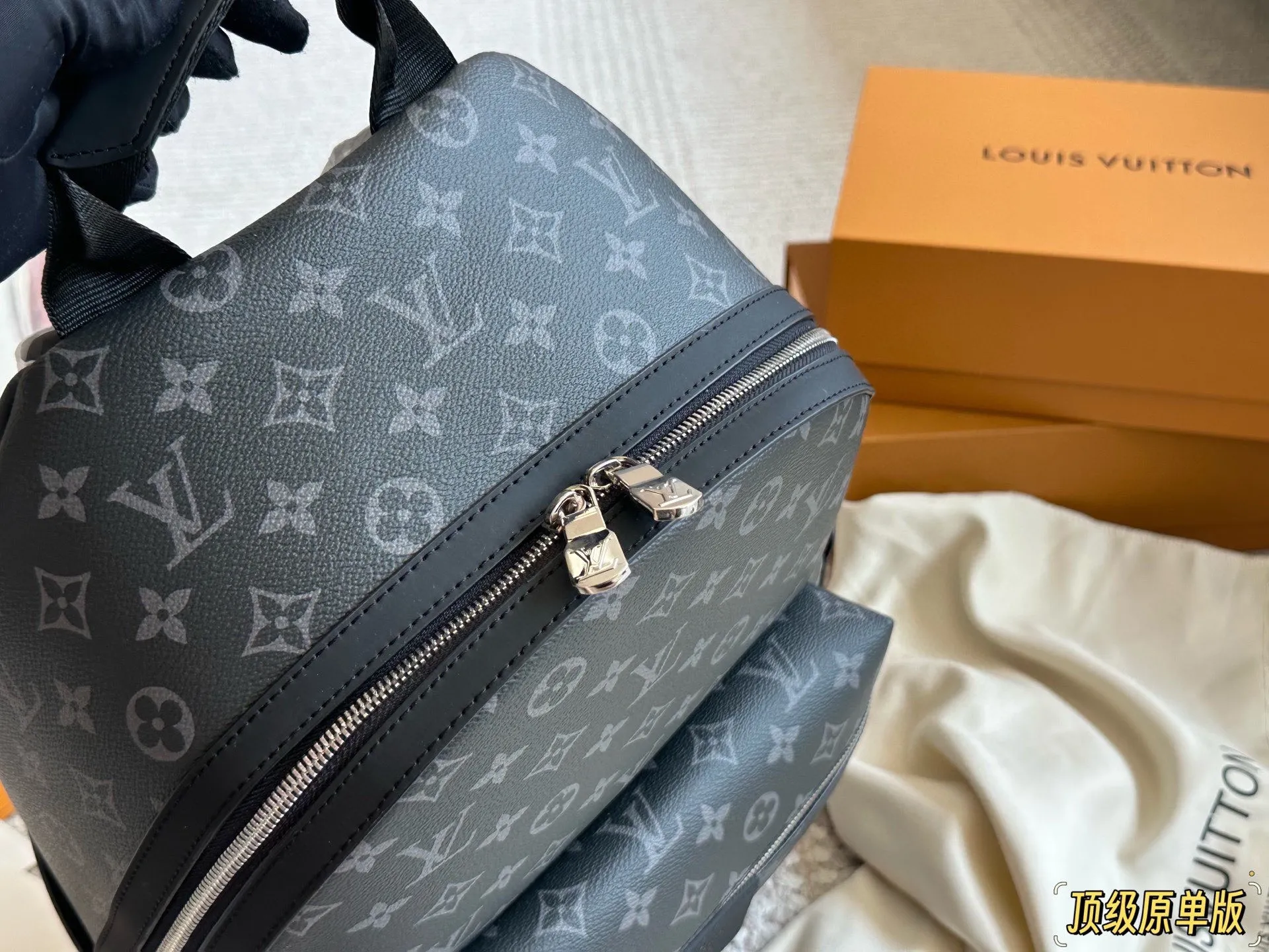 复刻版 纯牛皮 p225 经典老花潮人必备双肩包! Discovery 小号双肩包取材 Monogram Eclipse 帆布,以更为紧凑的构型延续灵活功能。外袋、拉链前袋和开口 侧袋方便取放物品,内袋确保收纳井然有序。size: 29×38×20cm