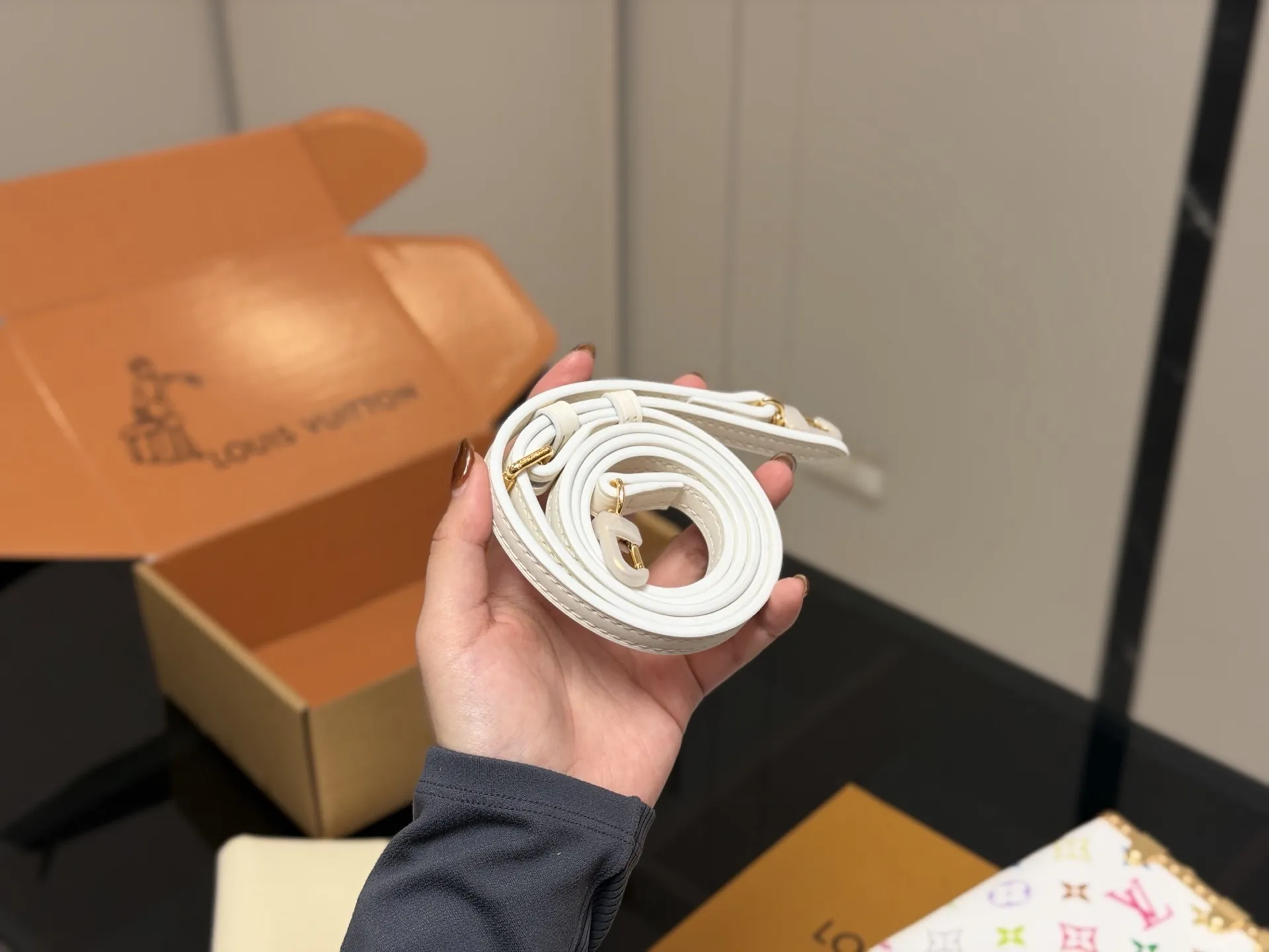 &yen;225 （折叠盒➕飞机盒） size：23*11cm 超时空爆款 Lv王炸新款包 横版谷爱凌 一定要入的它！ 超级洋气 upupup 搜索🔍Lv 软箱子（盒子）