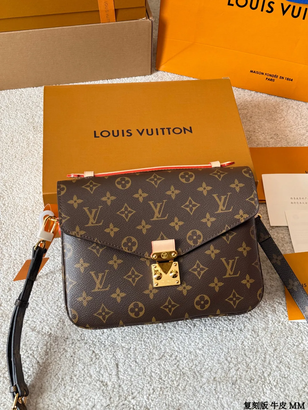 复刻版 牛皮 p260 Lv Pochette Métis 邮差包 复刻版 牛皮 邮差包老花手提单肩斜挎包,优雅低调的外形设计和宽敞的包身更加入了实用性,LV闪亮的纯钢金色五金配件- 可调节肩带,配有树糕皮的肩垫,拉链闭合 超细纤维内衬 尺寸:25*20cm