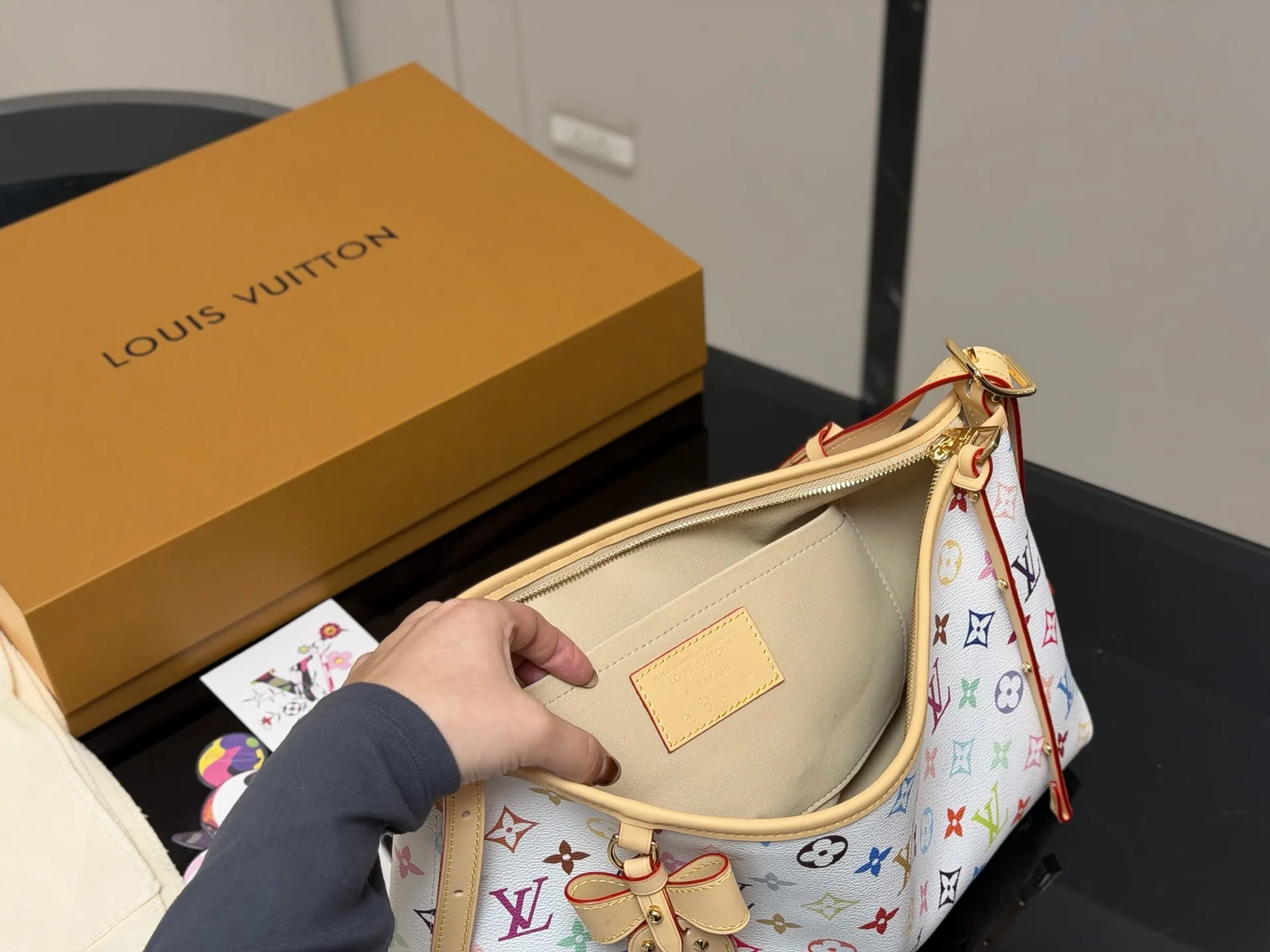 &yen;240 配折叠盒飞机盒 LV Carryall小号手袋改造款 LV Carryall小号手袋,经典Monogram老花帆布+牛皮饰边，简约大气超百搭!配可拆卸拉链子袋，收纳力满分+。宽肩带设计，背着超舒服，通勤or短途出行都很合适。内部空间宽敞，日常用品轻松装下，拉链开合更安全。休闲随性风格，时髦又实用，出街必备! 尺寸:33.21cm