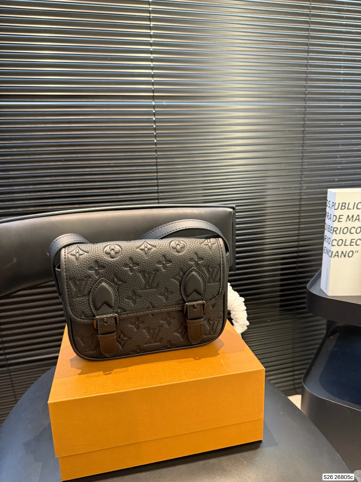 P180 配折叠盒 牛皮Lv邮差 真被这个LV小包惊艳到 之前的大邮差终于出小版了! 变小后更加精致了 而且放手机等物品无压力 尺寸:20 16 货号26805