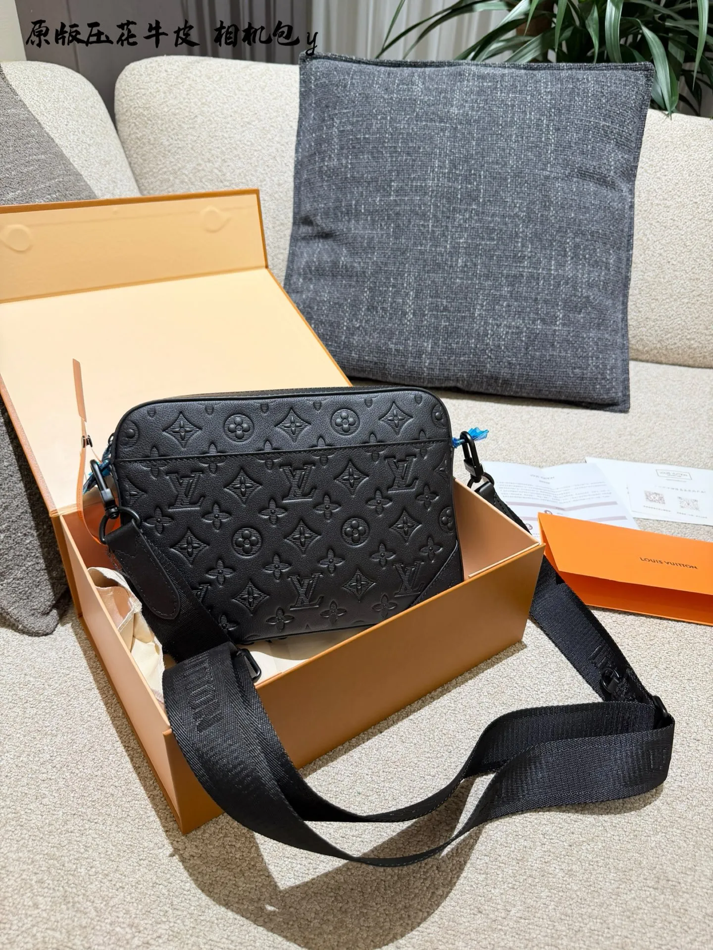 p210 LV TRIO黑武士邮差包，相机包 黑色全皮压花款，牛皮配黑色磨砂五金，酷酷的很有范儿，25x18.5x7cm：25x18.5x7cm 配盒子