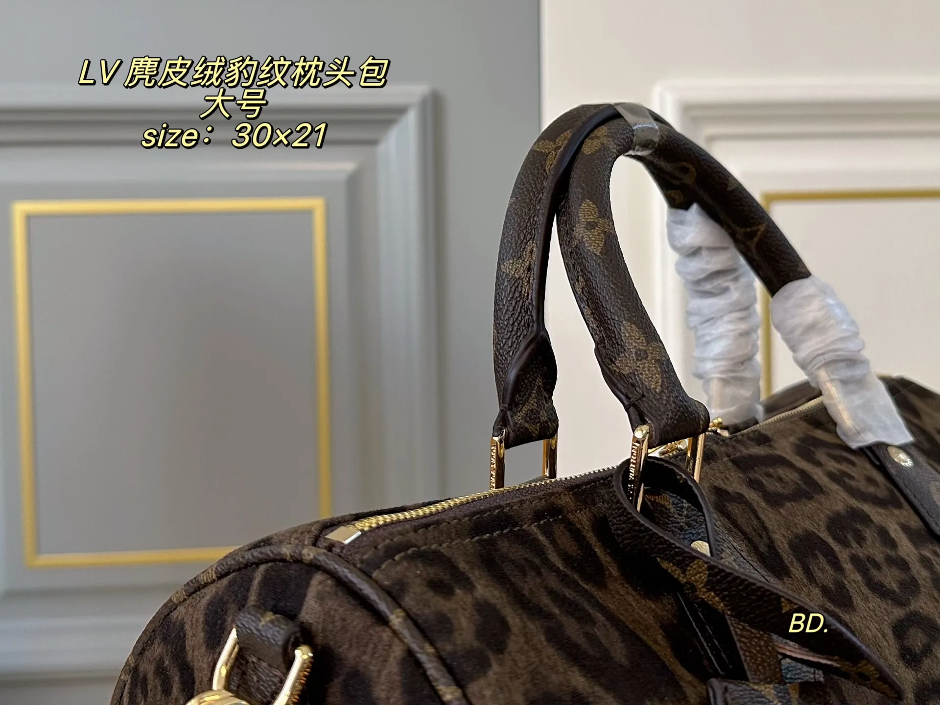 P165 大号（无盒） size：30&times;21 LV 路易威登麂皮绒speedy豹纹枕头包💕 经典重现，轻便又时尚～ 肩带🉑️调节，可手提，可拆卸！ 麂皮绒➕豹纹设计 浓浓复古风，超级实用❗️
