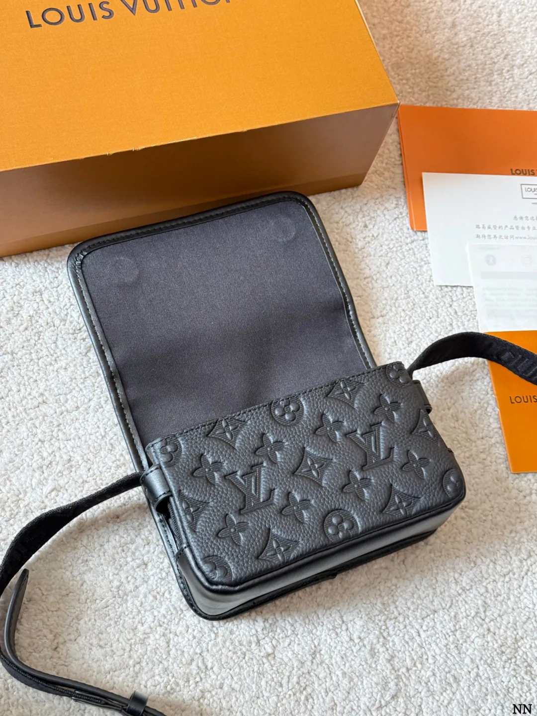 牛皮版本 p170 LV 黑花 Soft Trunk 盒子包 VLV Soft Trunk黑花盒子包,经典Monogram Eclipse黑花图案,低调又有辦识度!涂层帆布+牛皮饰边,质感满分。配可调节肩带,单肩斜挎都OK,日常通勤、出街超百搭。内部空间合理,手机、卡包、钥匙轻松收纳,拉链开合更安全全。男女都能驾驭,时尚又实用,LV热门款必入 18.5x13x8cm18.5x13x8cm