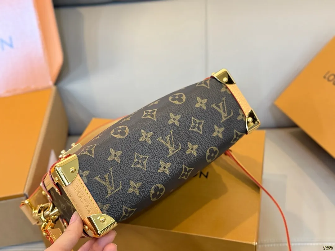 原版复刻¥225飞机盒 钢五金163变码芯片 谷爱凌同款 秀款 小箱子 LV Side trunk 谷爱凌 盒子包/ 箱子包 新款!是软软的小箱子 很多精致的小细节在里面 大容量又实用又好凹造型 长短肩带随意切换 无论是富婆还是可可爱爱 都可以凹出超好看的造型尺寸 23 16