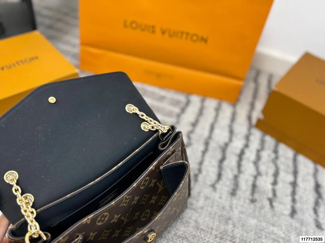 p175 变码芯片 全套包装 LV pallas chain 经典款链条包红色信封包 Lv的传奇信封还是老款的好看 别看尺寸不大 但是手机📱口红💄钥匙🔑纸巾什么都装得下 很有女人味的一款包包 不管单肩 斜挎都很好看 而且秋冬配老花真的绝绝子 加上红色吸睛 秋冬必备集美们 尺寸30.19/23.15