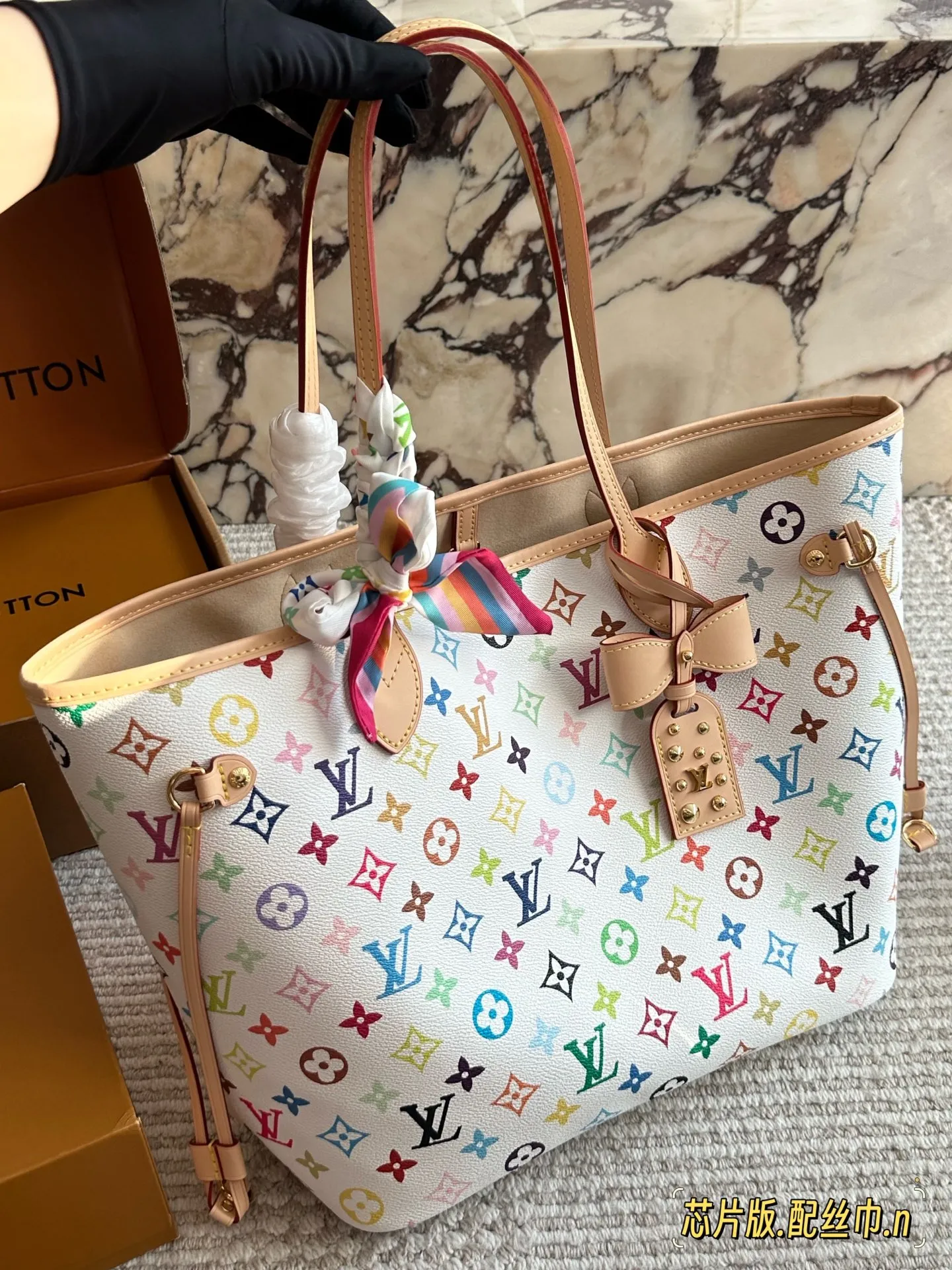 💰240 村上隆系列 lv neverfull购物袋的经典王牌，超大容量的设计作为妈咪包和OL通勤都是妥妥 滴,出镜率 最高的包款。条纹内衬完全不单调沉闷，设计感十足，可拆卸式子母拉链手包，既可单独作手拎包使用，亦可作为额外的内胆 清 丽中带点小女人的可爱韵味!尺寸: 32x29 x 17 cm 配礼盒