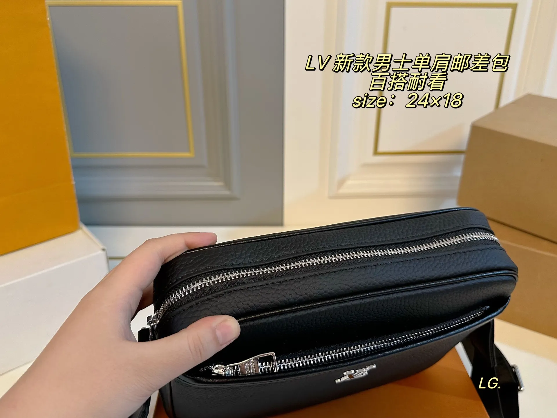 P140(配盒) size:24×18 LV路易威登新款男士单肩邮差包💕 原单品质,拉链开合设计,高级百搭 织物肩带🉑️调节 可斜挎可单肩方便实用! 百搭耐看,四季🉑️背,潮酷通勤必备🖤