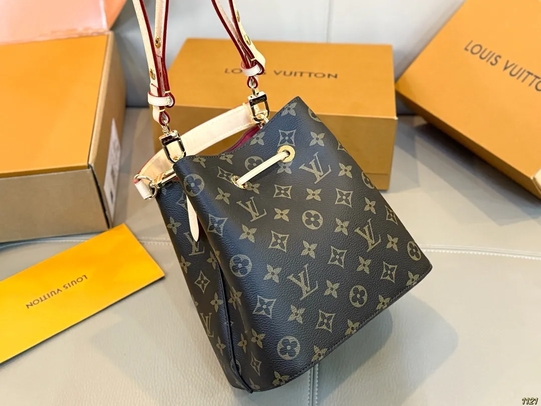 原版复刻¥225飞机盒 钢五金163变码芯片 经典老花Lv水桶包 香槟桶质感真的很好 平时用品 容量绝对够 实用的驴牌之一 秒杀市场货 买了绝不后悔系列 尺寸20 21