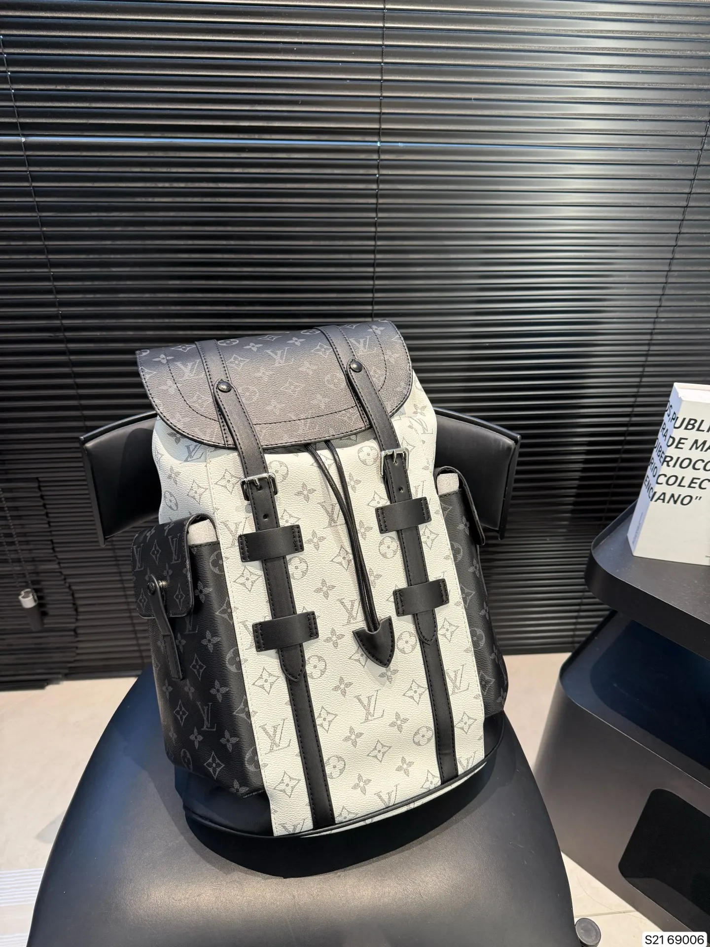 P155 LV 早春最新款 双肩包 这款时尚功能背包是最适合都市活躍人士 它将运动袋形与独特的品牌细节元素结合 背都超好看哦!尺寸: 32 42 货号69006