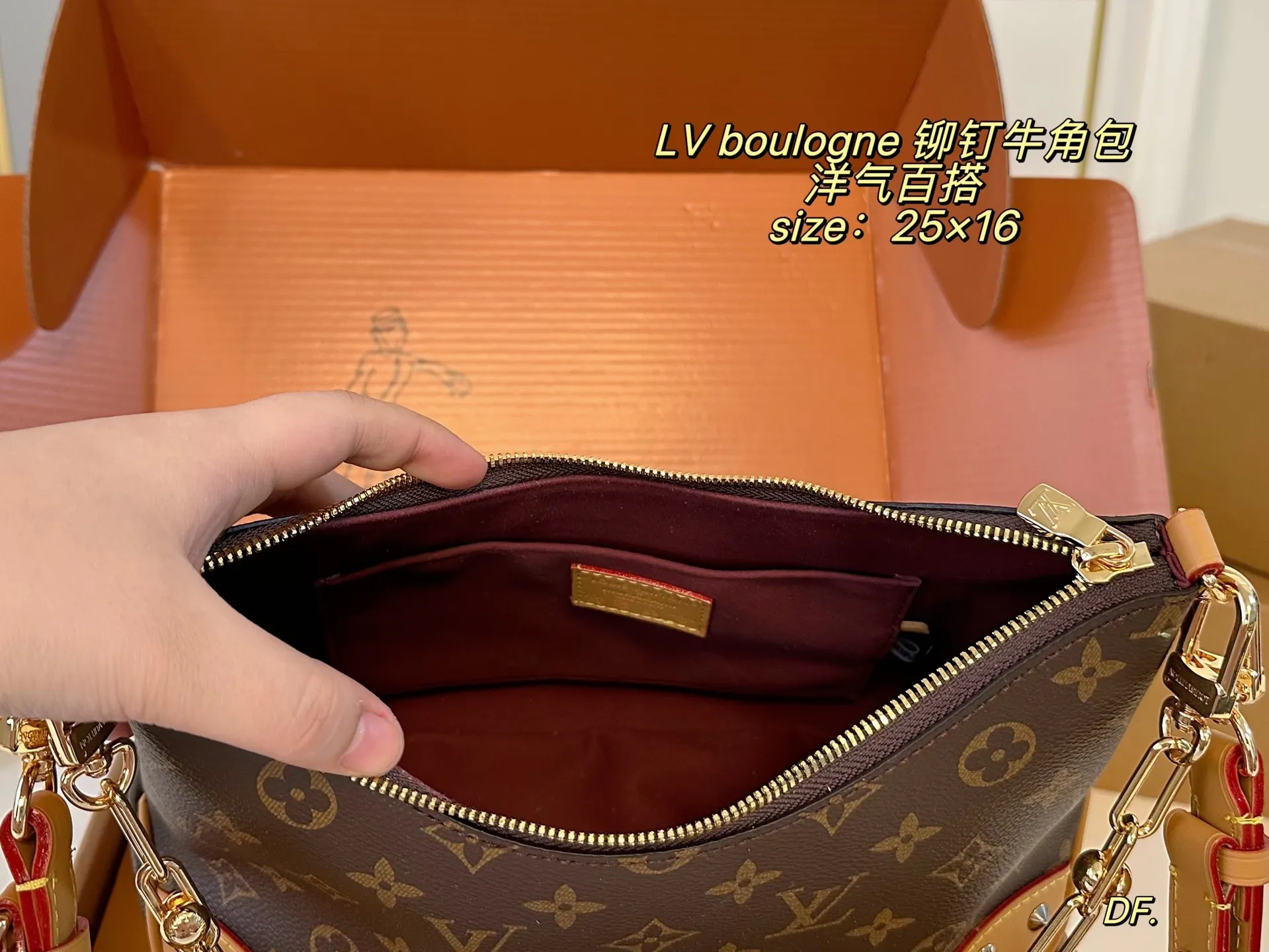 P190(折叠盒飞机盒) size:25×16 LV路易威登boulogne铆钉中古牛角包💕 经典老花配色,款式百搭! 包身轻,不显臃肿 两款肩带,背法多样~ 超级好搭配,实用性美貌兼具✅