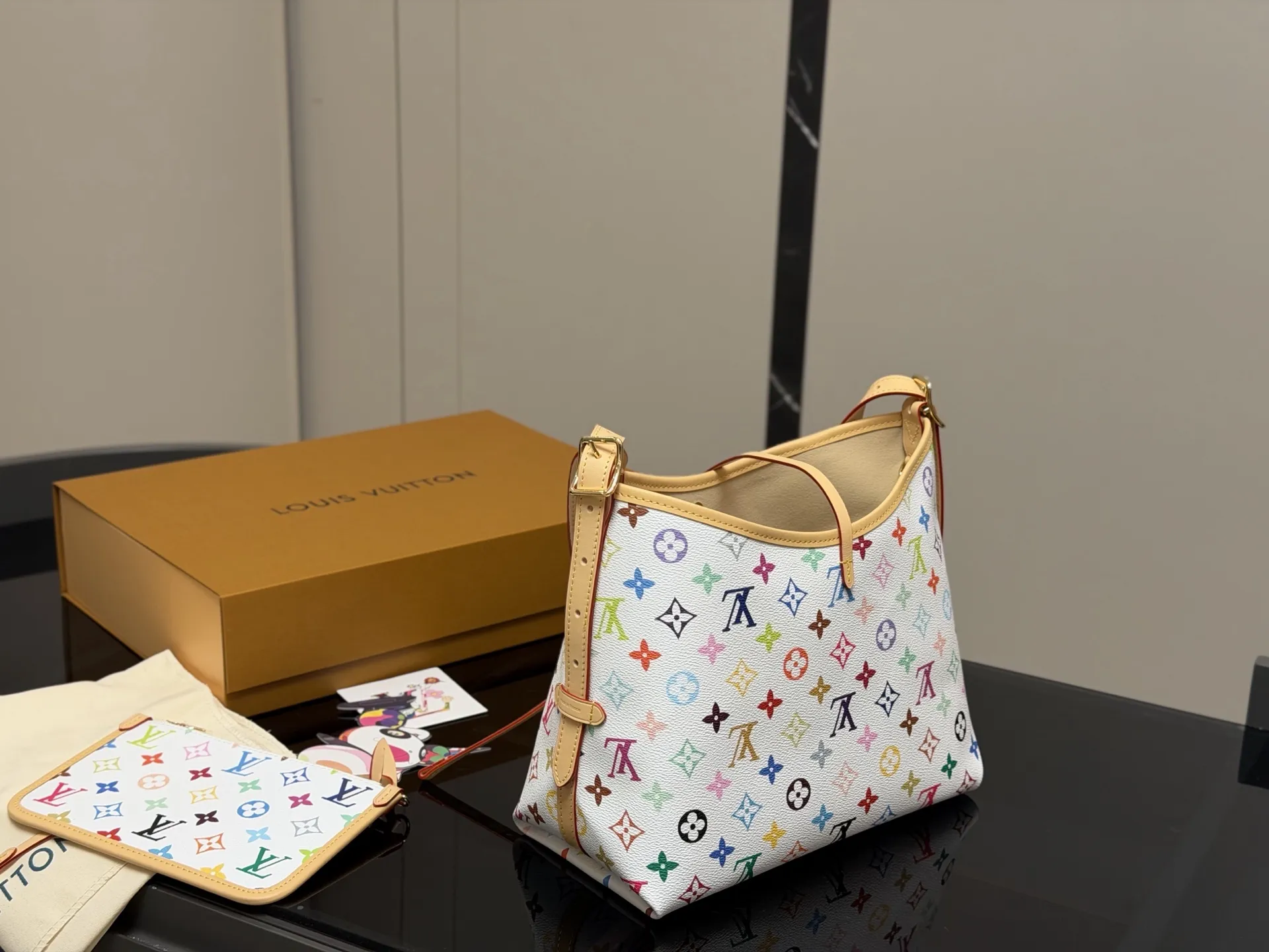 &yen;250 配折叠盒飞机盒 size： 29*25cm（中） Lv 最强者CarryAll， 可爱休闲都ok哈 carryall是真的强！ 内附一只收纳零钱包， 性价比无比在线了&hellip; 搜索🔍carryall 蝴蝶结