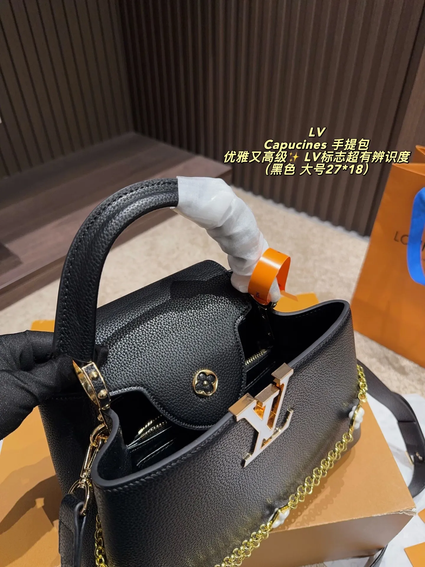 P185配折叠盒⚠️尺寸27*18 P175配折叠盒⚠️尺寸20*14 LV Capucines 手提包 优雅又高级✨ LV标志超有辨识度,手提or斜挎都OK,配可拆卸肩带,日常通勤、晚宴都能轻松驾驭。尺寸适中,收纳力满分,实用又时髦!沉稳大气,细节精致,秋冬搭配深色系服饰超加分,是LV经典系列代表款之一