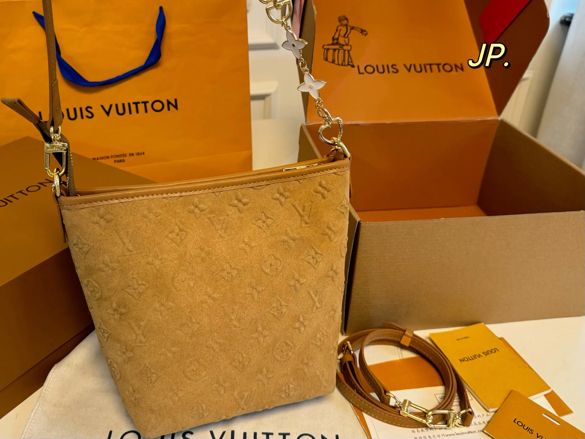 P165（折叠盒飞机盒） size：17&times;20 LV路易威登麂皮绒中古链条水桶包💕 超级耐看的经典配色！ 采用桶状设计，容量十足 配有长肩带，多种背法 日常出街、通勤，低调又百搭‼️