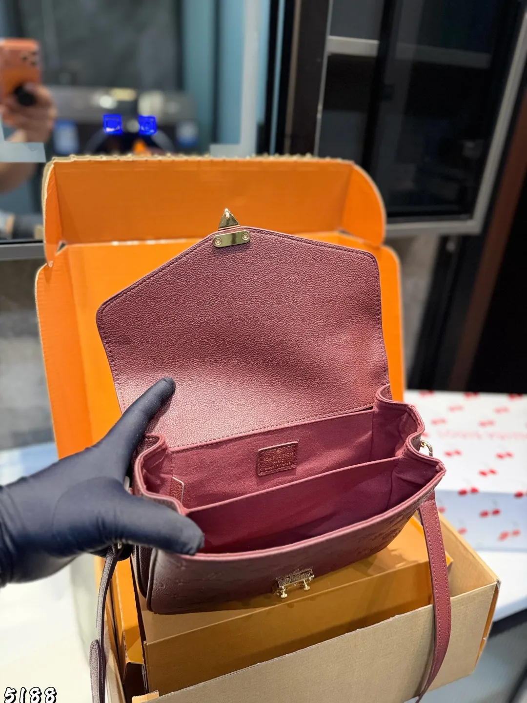 ❤️p215(礼盒包装)❤️ Lv 路易威登|Pochette Metis East west Mini 新款邮差包 LV邮差包老花手提单肩斜挎包,优雅低调的外形设计和宽敞的包身更加入了实用性,LV闪亮的纯钢金色五金配件- 可调节肩带,配有树糕皮的肩垫,拉链闭合 超细纤维内衬 尺寸 21 14cm