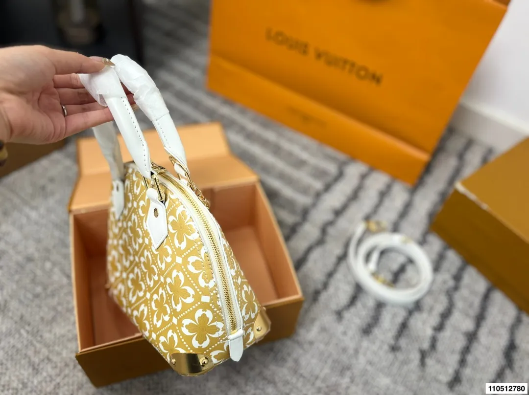 p190 配折叠盒 Lv Alma贝壳包 内敛!深沉!有味道! 这款百搭的经典手袋 依然很受现代的青睐! 尺寸:22 17