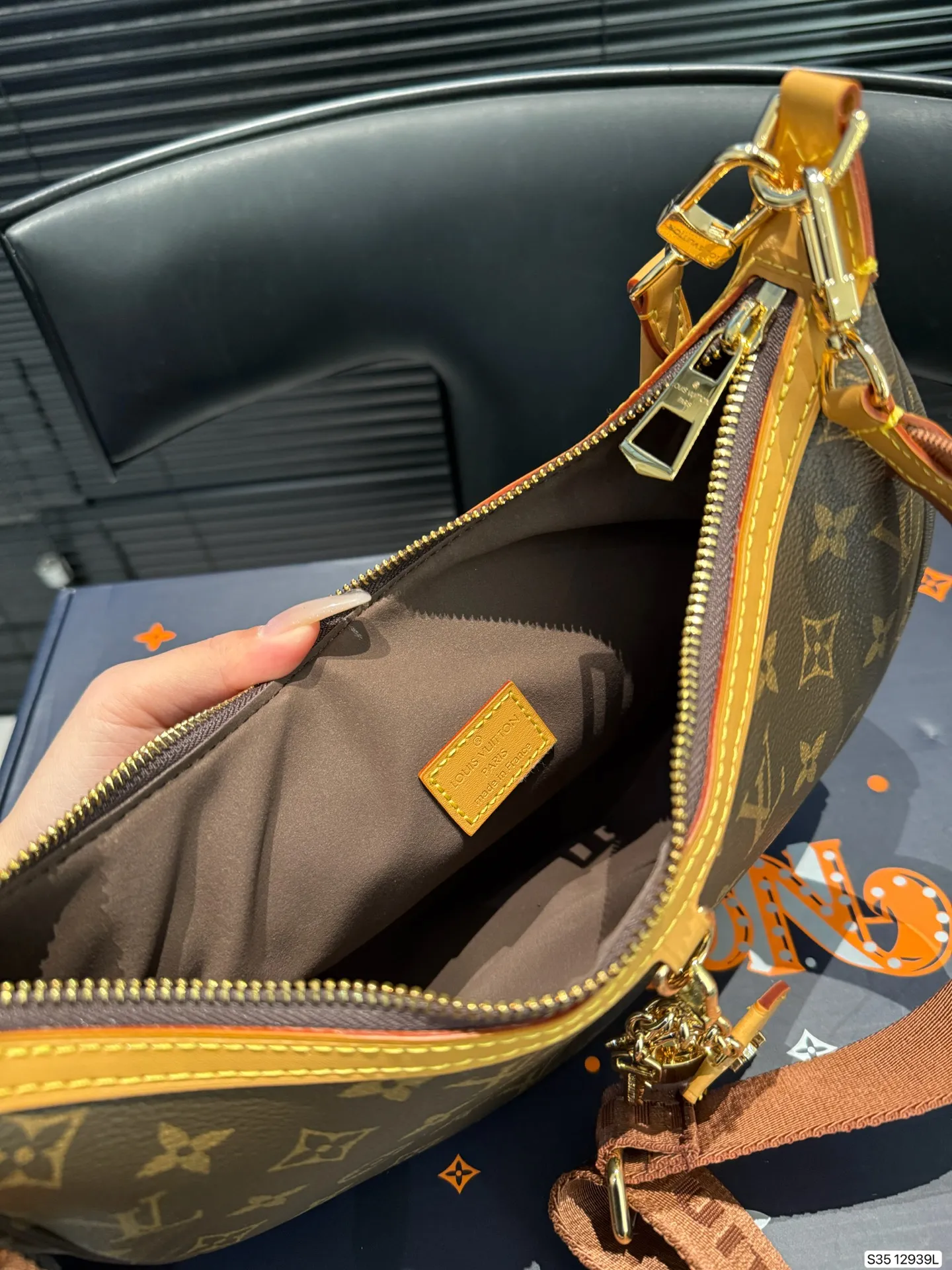 P225 配飞机盒折叠盒子 Lv月亮包 2025 LV新款宽肩带是救过LV的命吗??? 新款月亮包比起老款略胜一筹,新款改良了下不好单手拉拉链弧度,新款会成为下一个爆款! 尺寸:27 16 货号12939