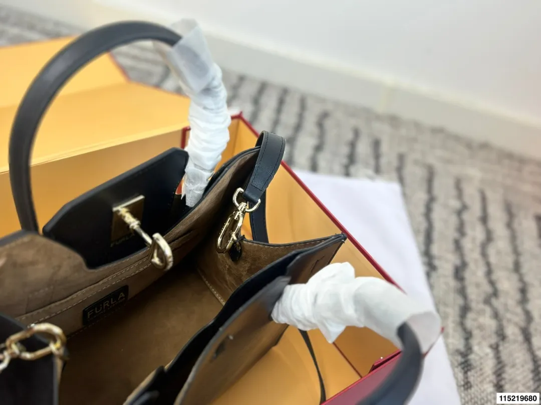 P180配折叠盒⚠️尺寸29.25 Furla Genesi托特包 选用优质牛皮,表面光滑有型,立体剪裁让包内空问更宽敞。金色半圆扭扣+压印Logo,细节满分!尺寸适中,通勤休闲都OK,手提斜挎随心切换。黑色百搭,四季都能用,简约大气,实用又有质感,是职场女生的理想选择