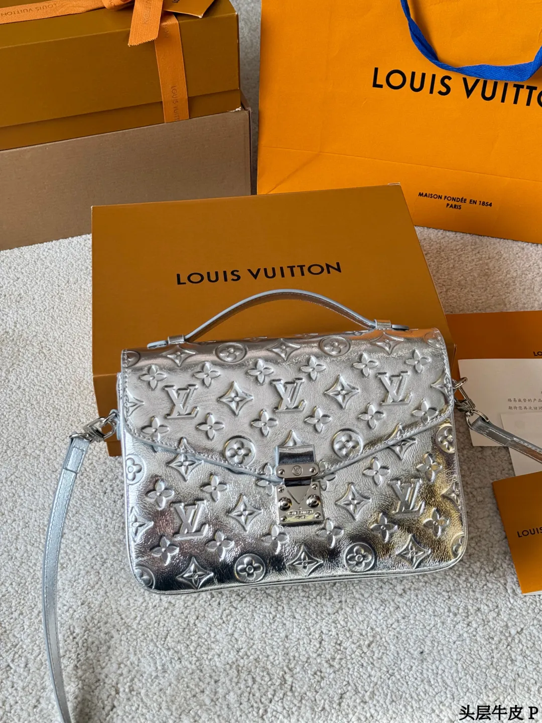 头层牛皮 p290 LV Pochette Metis 银色邮差包 SLV Pochette Metis银色邮差包,采用MonogramEmpreinte压纹牛皮,质感细腻耐用。斑鸠灰色低调优雅,银色五金+S型锁扣,细节满分!25x19x7cm25x19x7cm,内部多隔层+拉链口袋,收纳超方便。可拆卸肩带,手提斜挎都OK,通勤休闲都能驾驭了。经典设计+实用性,LV标志性单品,时髦精必入!
