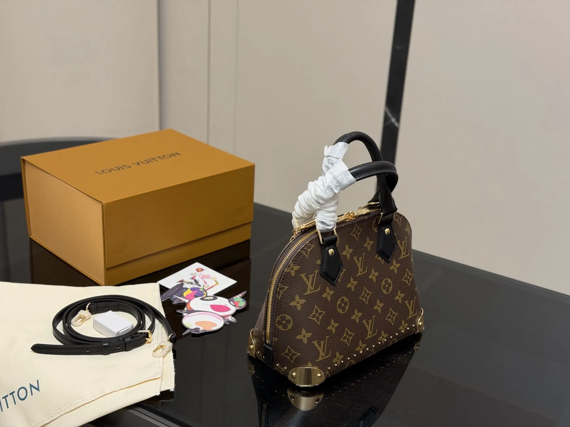 &yen;240 折叠盒飞机盒 Lv新款 alma trunk 贝壳 我能get到了耶！真好看！ 这次包型做了升级 真的好酷好喜欢！ 好适合搭配酷酷的 复古的衣服 链条的吊坠一点要加上 而且是我喜欢的黑色细肩带 尺寸:23.17cm