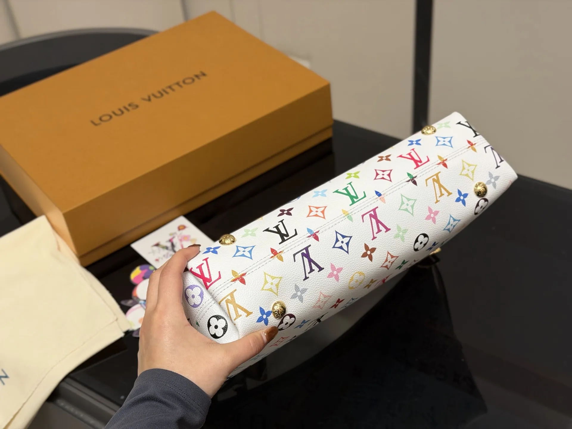 &yen;240 配折叠盒飞机盒 LV Carryall小号手袋改造款 LV Carryall小号手袋,经典Monogram老花帆布+牛皮饰边，简约大气超百搭!配可拆卸拉链子袋，收纳力满分+。宽肩带设计，背着超舒服，通勤or短途出行都很合适。内部空间宽敞，日常用品轻松装下，拉链开合更安全。休闲随性风格，时髦又实用，出街必备! 尺寸:33.21cm