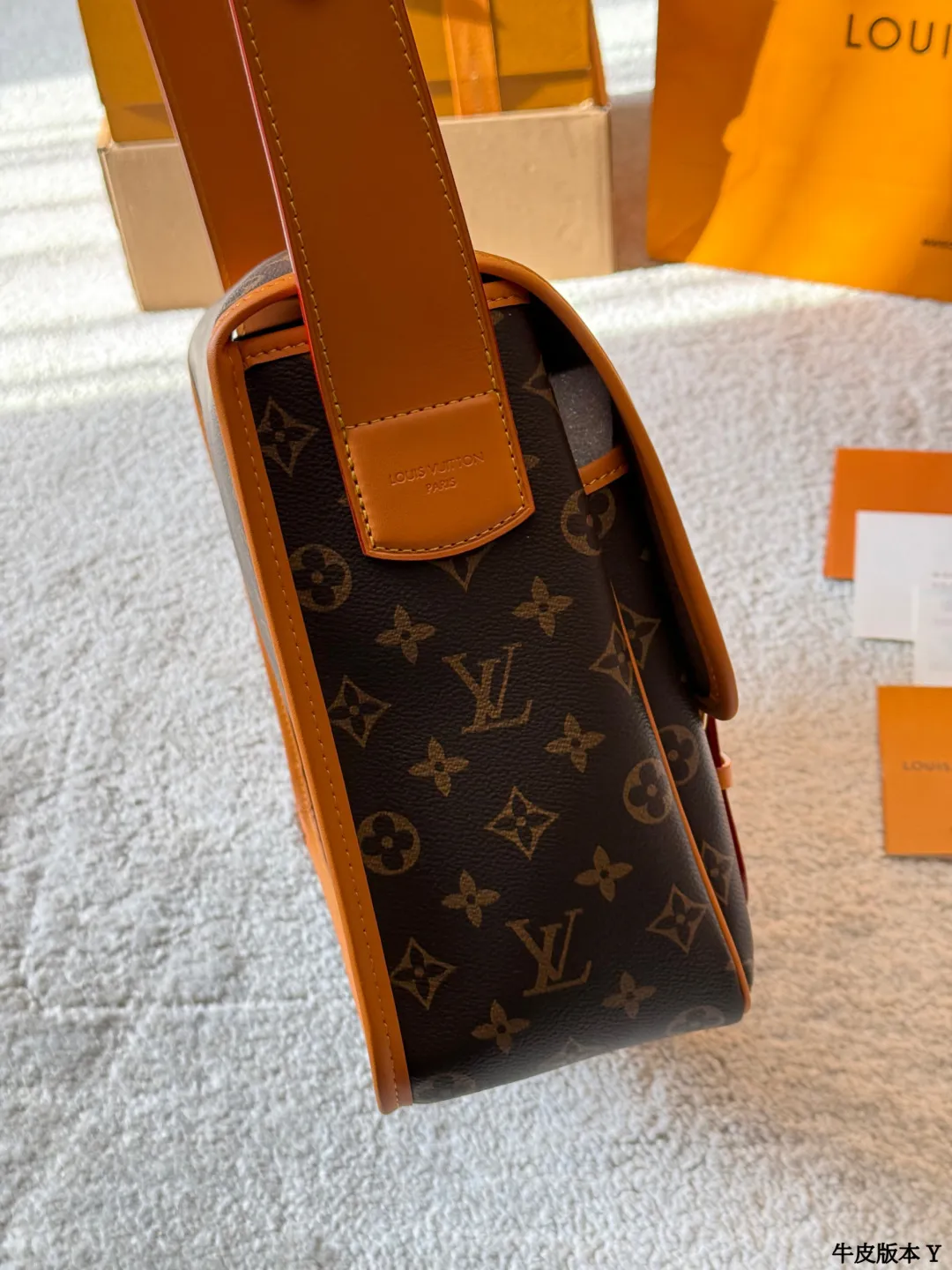牛皮版本 p250 LV Satchel 邮差包 LV Satchel邮差包，经典Monogram老花帆布+深蜜色牛皮饰边，复古学院风满满！小巧精致，日常通勤、休闲出行都超适合艹。双扣设计+可调节肩带，单肩斜挎都OK，内部空间能装手机、钥匙、卡包等小物。灵感源自1930年代邮差包，实用又有收藏价值，男女都能轻松驾驭，搭配休闲或复古穿搭都很出彩 尺寸 35 26cm