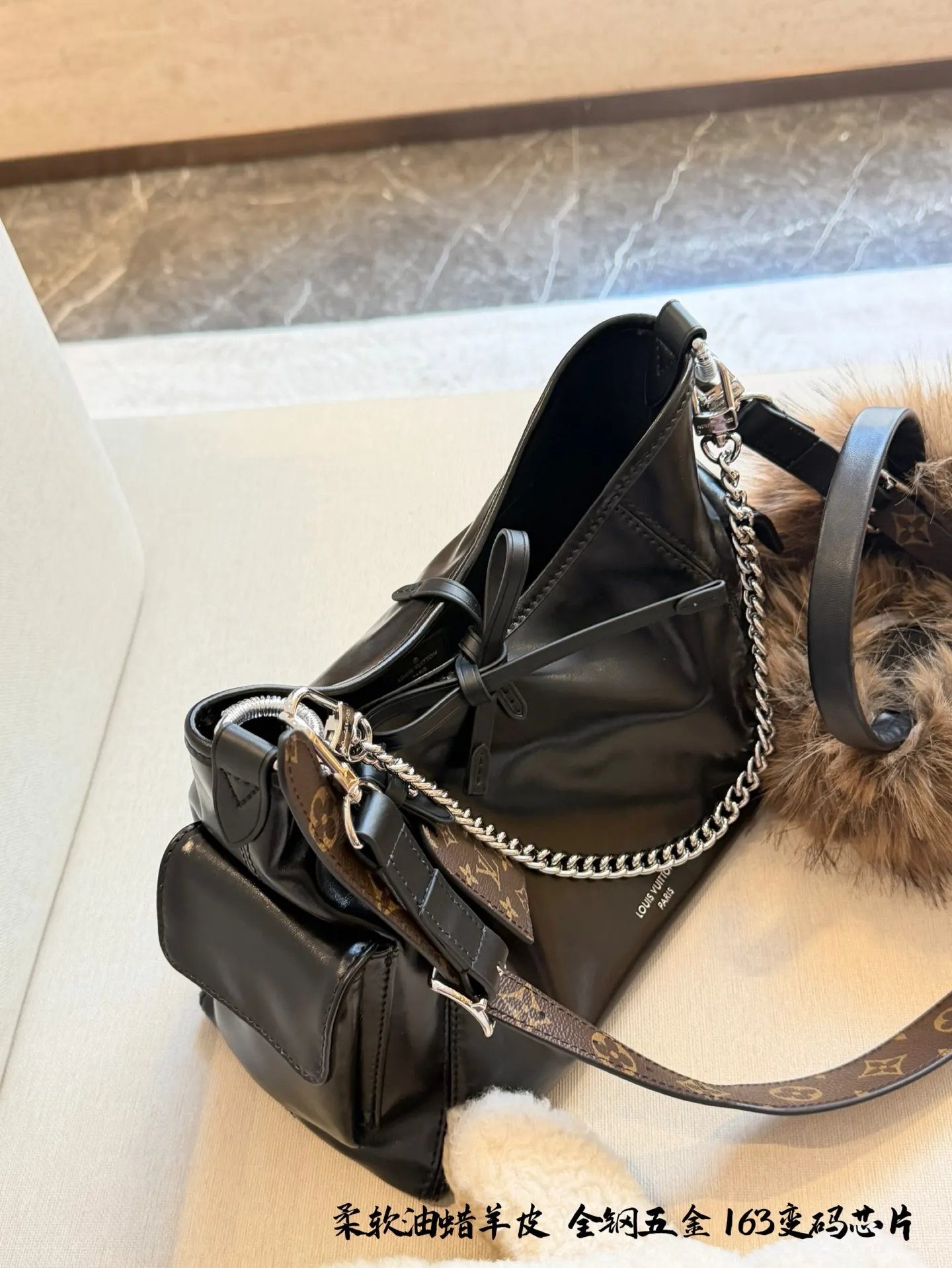 p350 升级羊皮版 LV Carrall小号黑武士] .,暗黑学院风/暗黑机车风● 今日份的酷感cool风暴，由LV的Carryall黑色羊皮包 包引领! 让你轻松成为酷酷日女孩 教经典黑色，如同暗夜中的神秘行者，低调中燃烧着酷劲儿的火a焰。 +羊皮材质，柔软如丝，细腻触感仿佛在与肌肤轻声呢喃。 自重很轻，超大容量，犹如一个无尽的宝藏口袋，轻松容纳你的日常所需，实用与时尚完美并存。宽肩带，不勒肩30cm全套包装