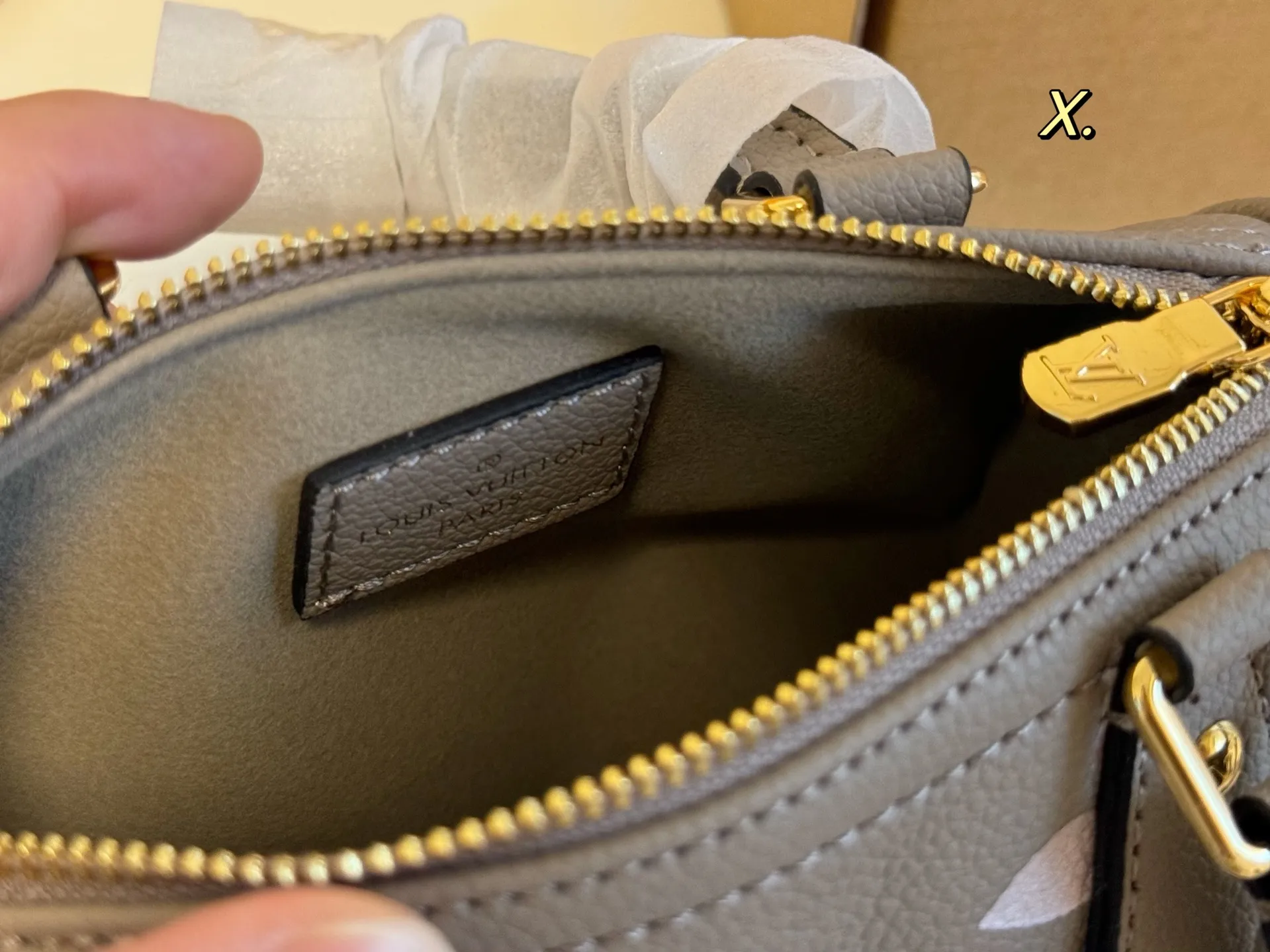 P165 16cm(折叠盒飞机盒) size:16×10 LV 路易威登Speedy nano迷你枕头包💕 新款的肩带可以调节拆卸; 线条精致,小巧轻便又时尚~ 细节质感在线,四季百搭‼️