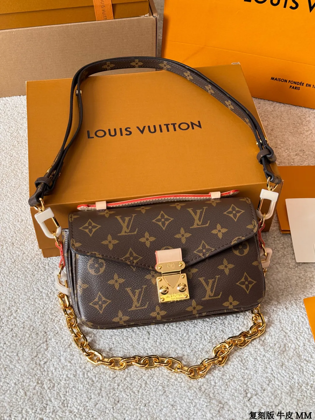 复刻版 牛皮 p270 Lv Pochette Metis East west Mini 新款邮差包 LV邮差包老花手提单肩斜挎包，优雅低调的外形设计和宽敞的包身更加入了实用性，LV闪亮的纯钢金色五金配件- 可调节肩带，配有树糕皮的肩垫，拉链闭合 超细纤维内衬 尺寸 21 14cm 配折叠礼盒🎁 牛皮