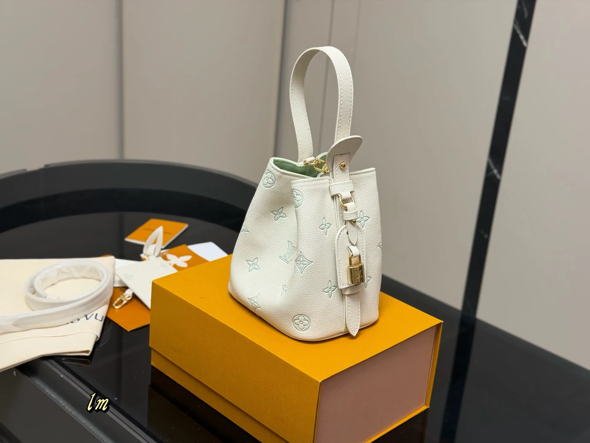 &yen;180 配折叠盒 LV中古包又一位当红炸子鸡来咯!! 一只看似中古中矩却又有点标新立异的包。 水桶包 尺寸:18.17cm