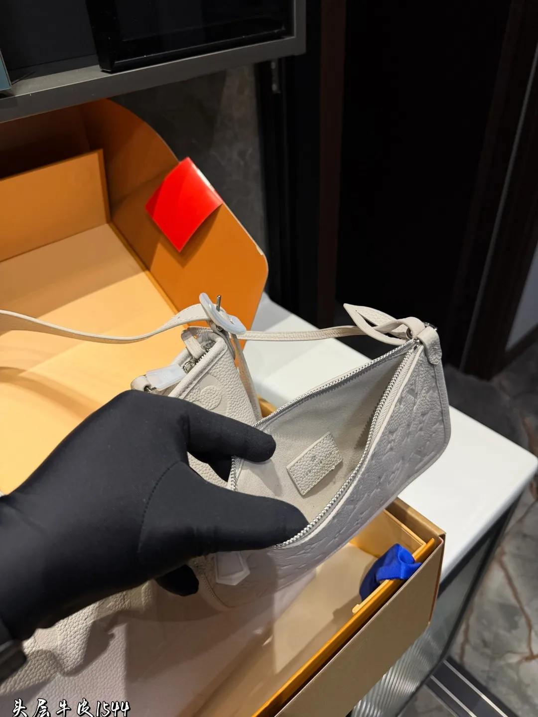 ❤️p305（礼盒包装）❤️ L家 大象灰/carryall配置有子母袋和宽肩带|新色沙丘色！高级⚠️细节细节&hellip;.完美✔️搜索🔍Lv carry 购物袋size: 29*22cm（小）