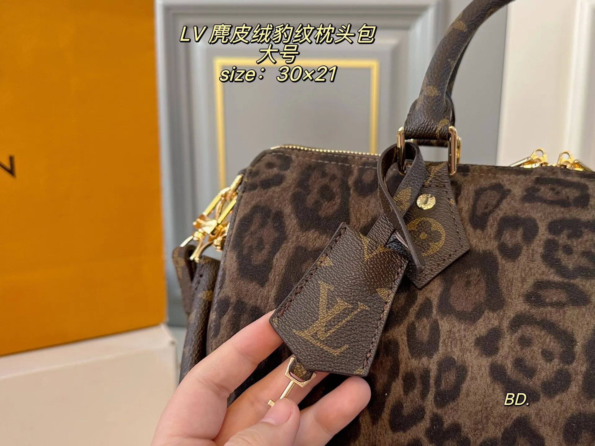 P165 大号(无盒) size:30×21 LV 路易威登麂皮绒speedy豹纹枕头包💕 经典重现,轻便又时尚~ 肩带🉑️调节,可手提,可拆卸! 麂皮绒➕豹纹设计 浓浓复古风,超级实用❗️